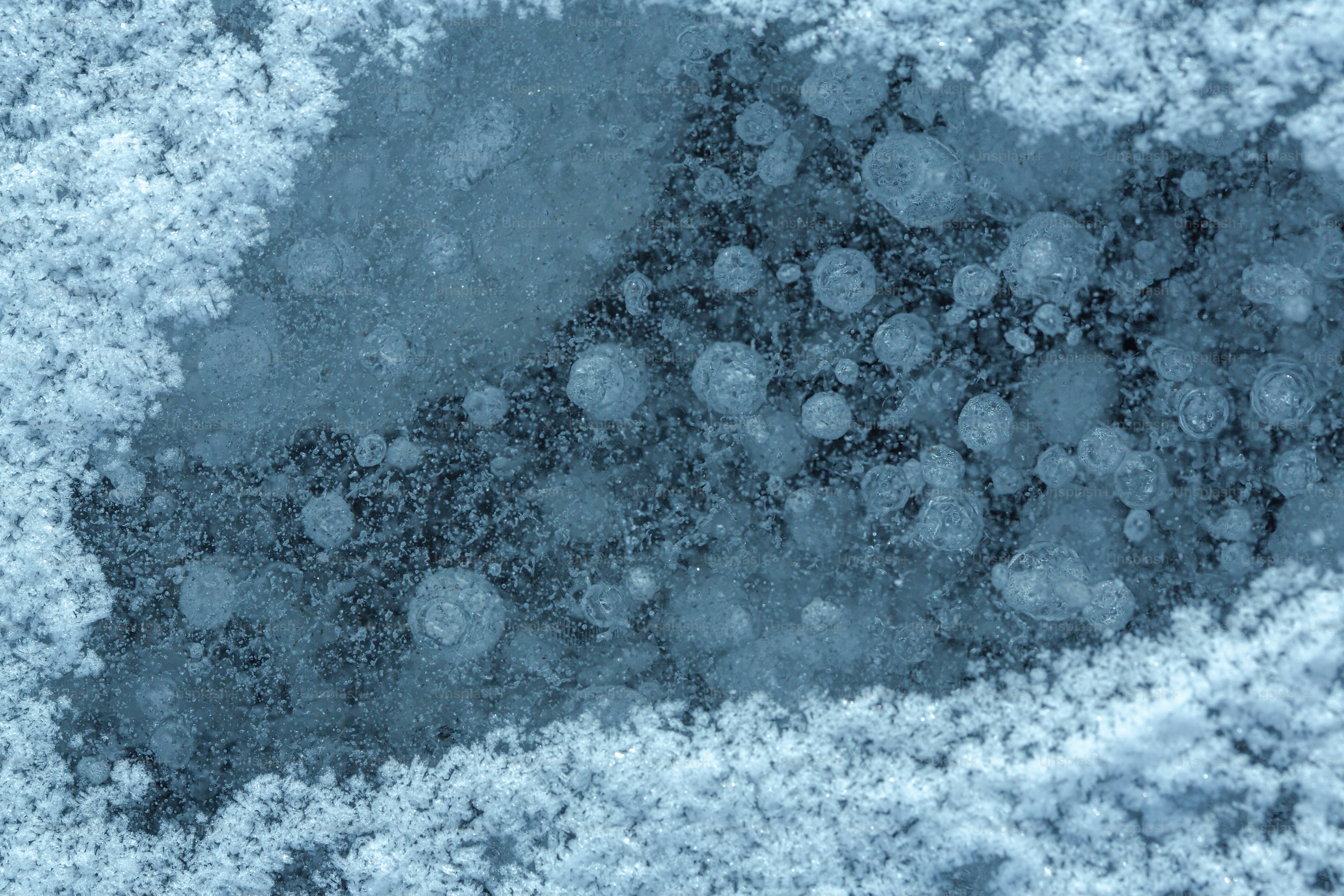 氷に閉じ込められた凍った泡で、氷の縁が凍りついています