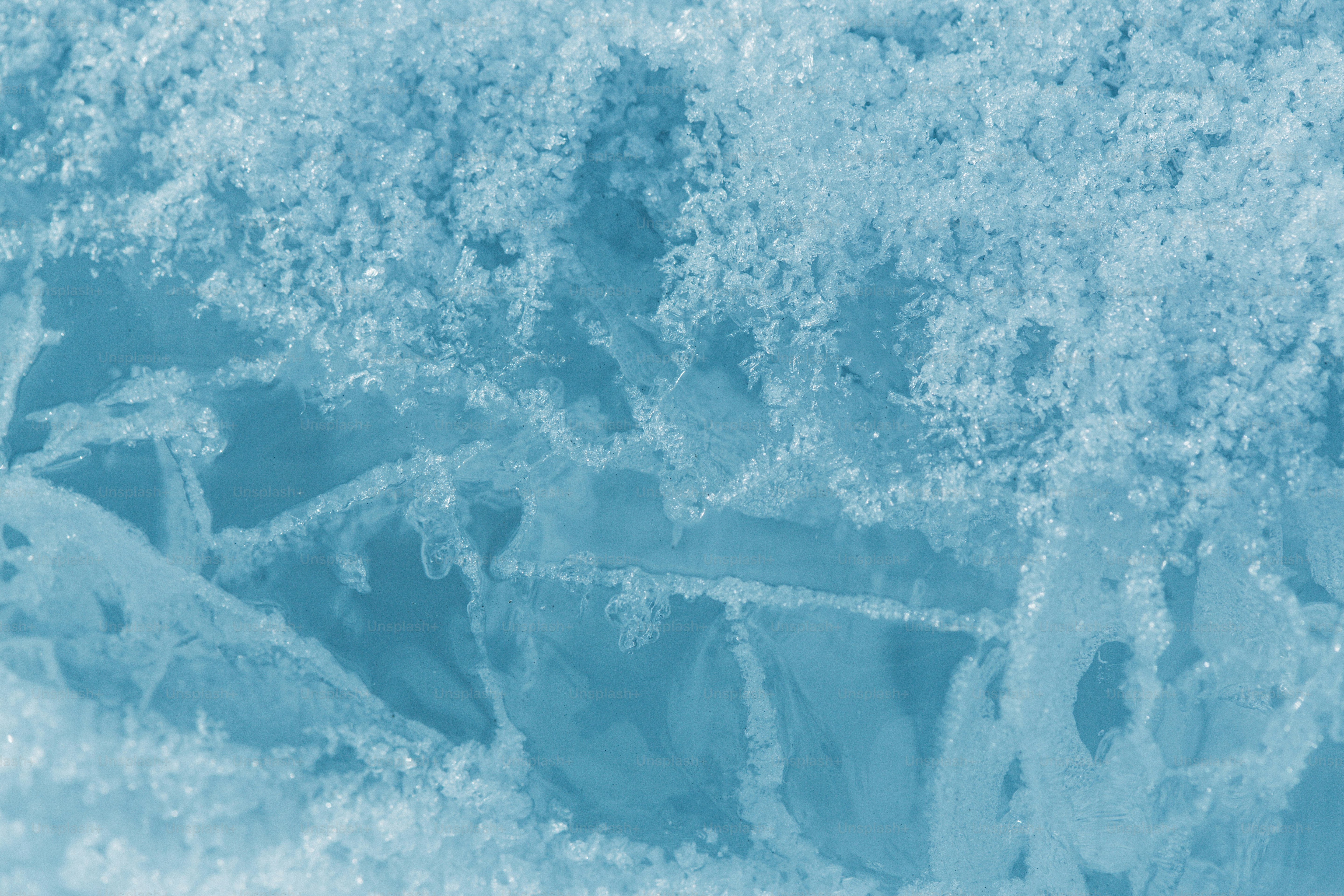 氷の細部に割れた氷のクローズアップ。