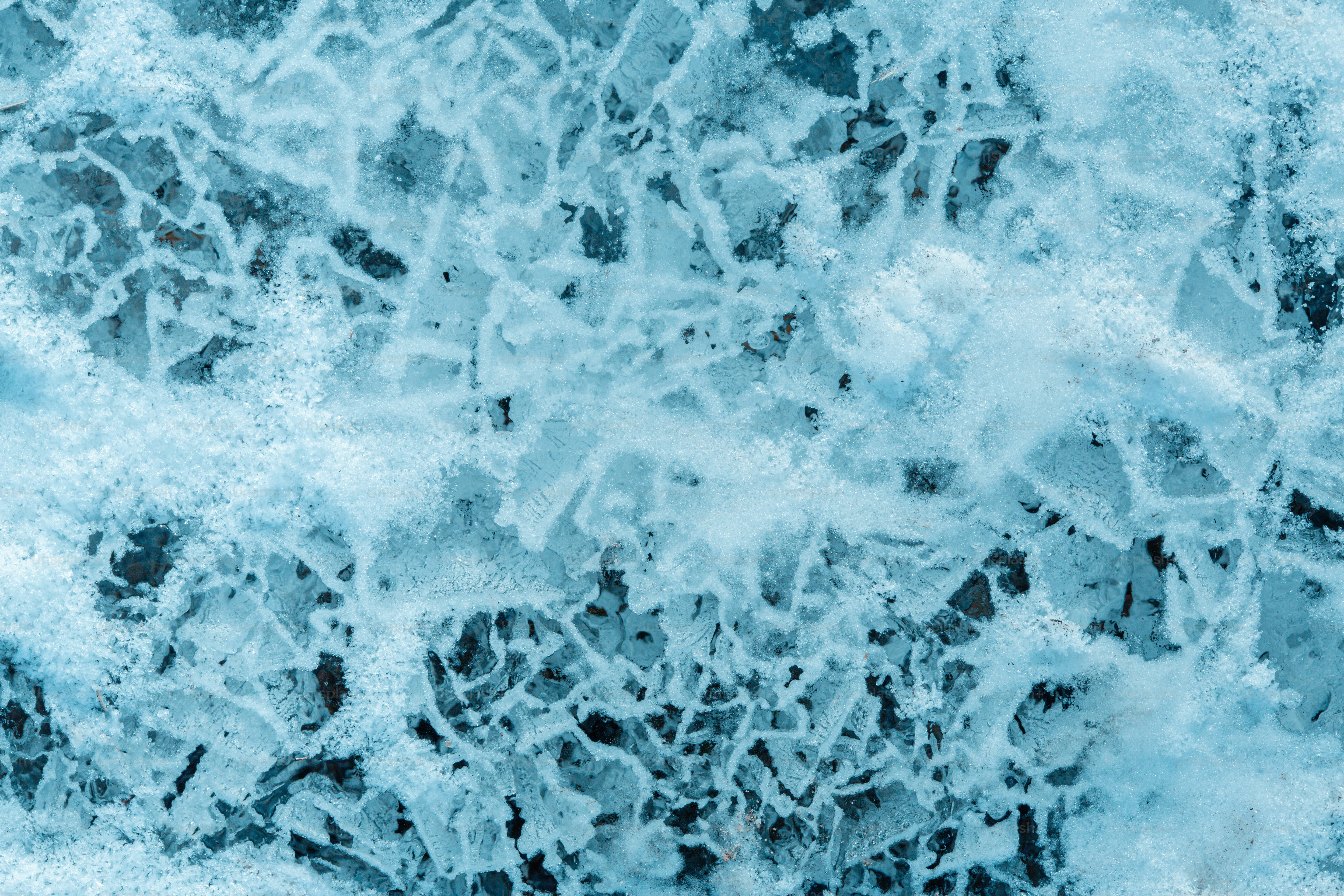 ひび割れた氷の質感に青と白のトーンが入っています。