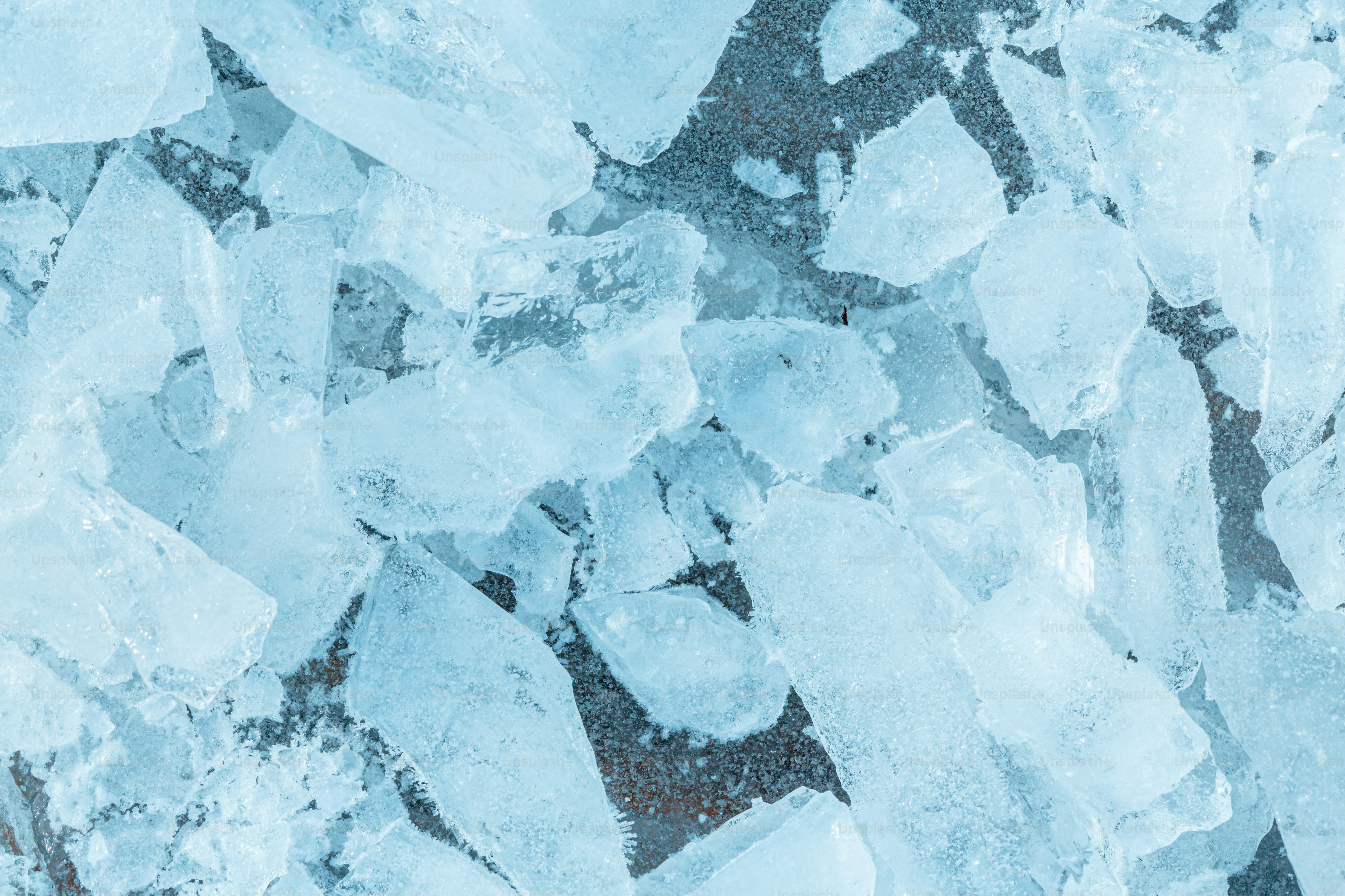 暗い表面に割れた氷の破片
