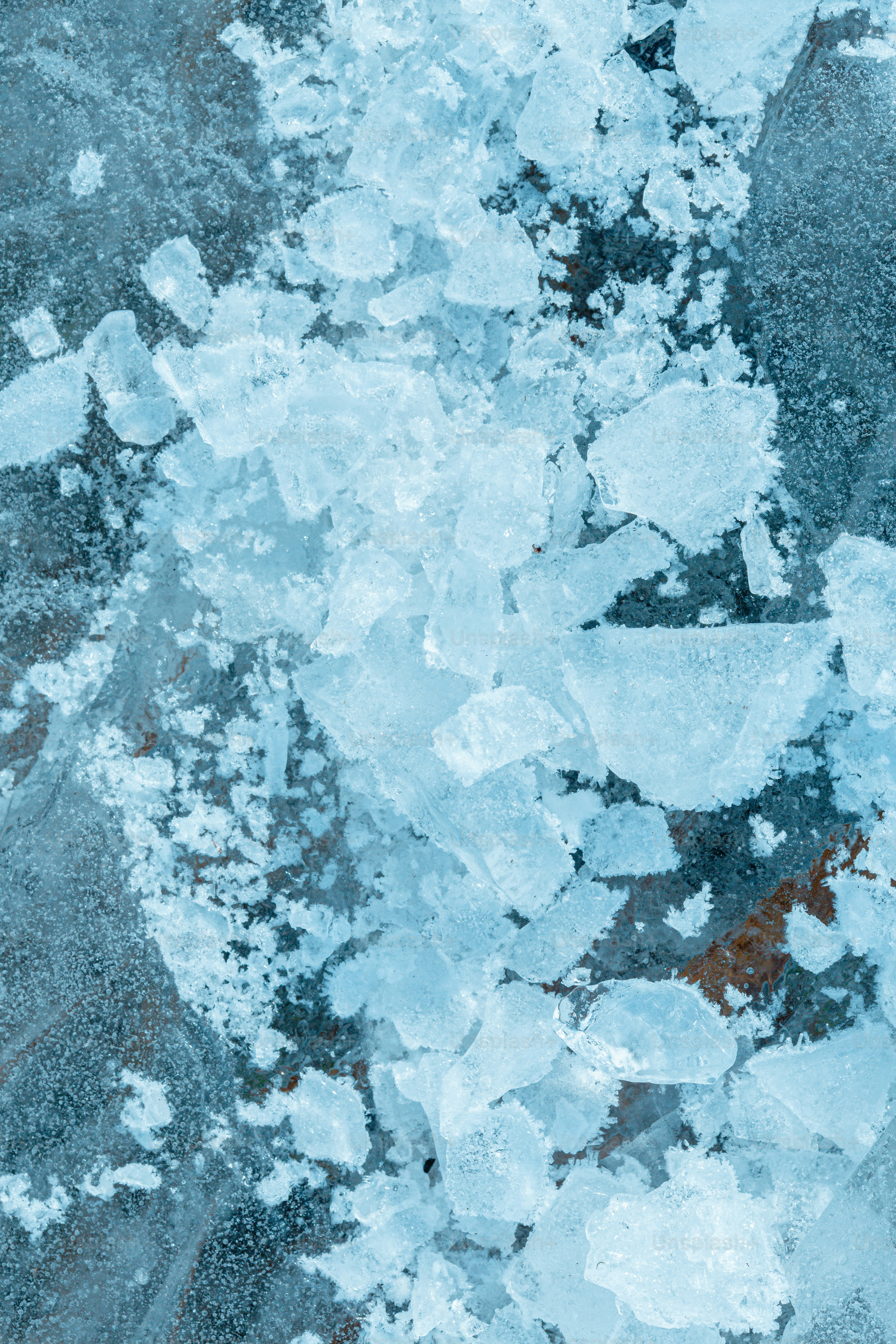凍った表面に割れた氷の破片