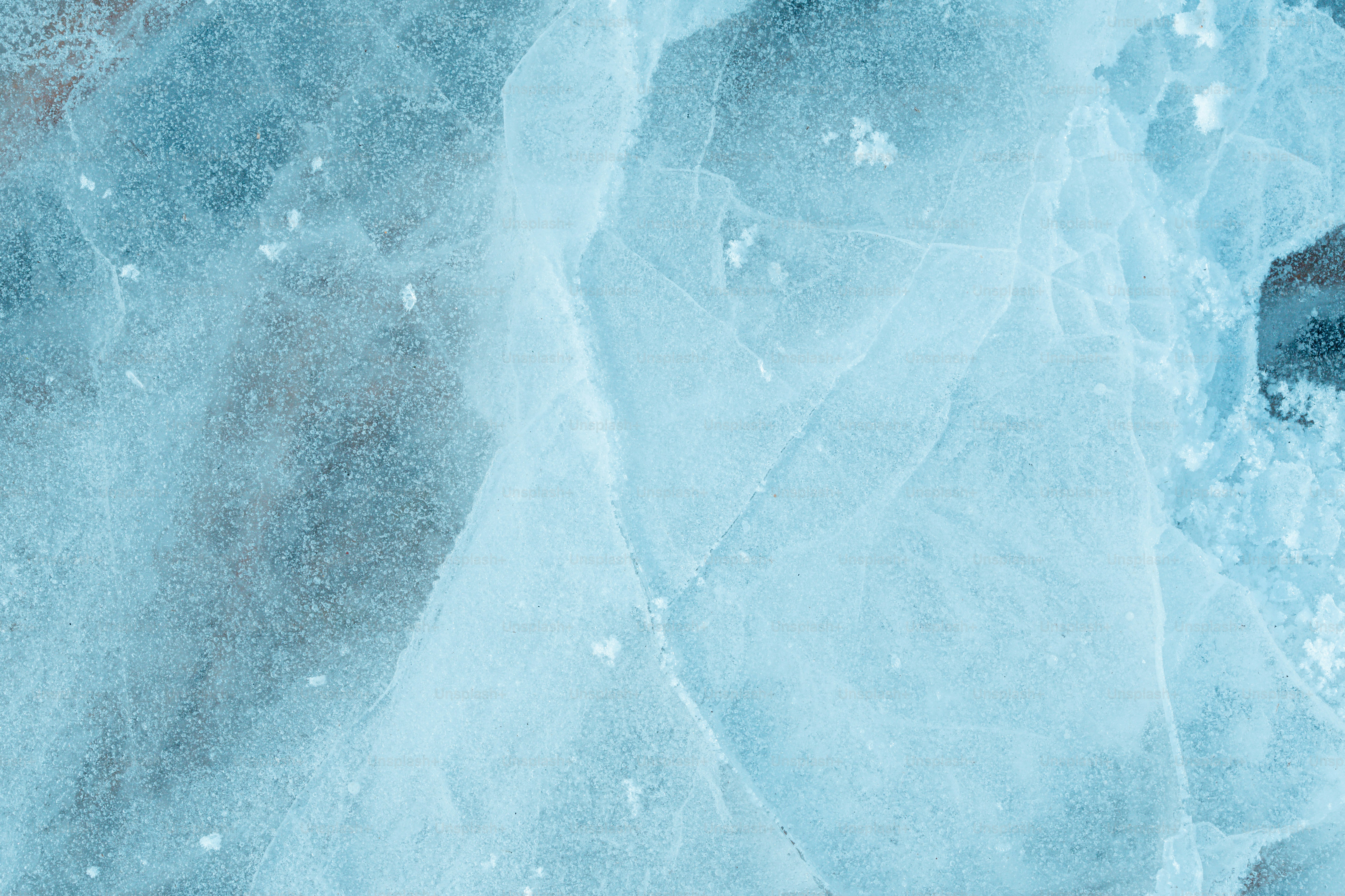 薄い青色の砕けた氷のクローズアップ。