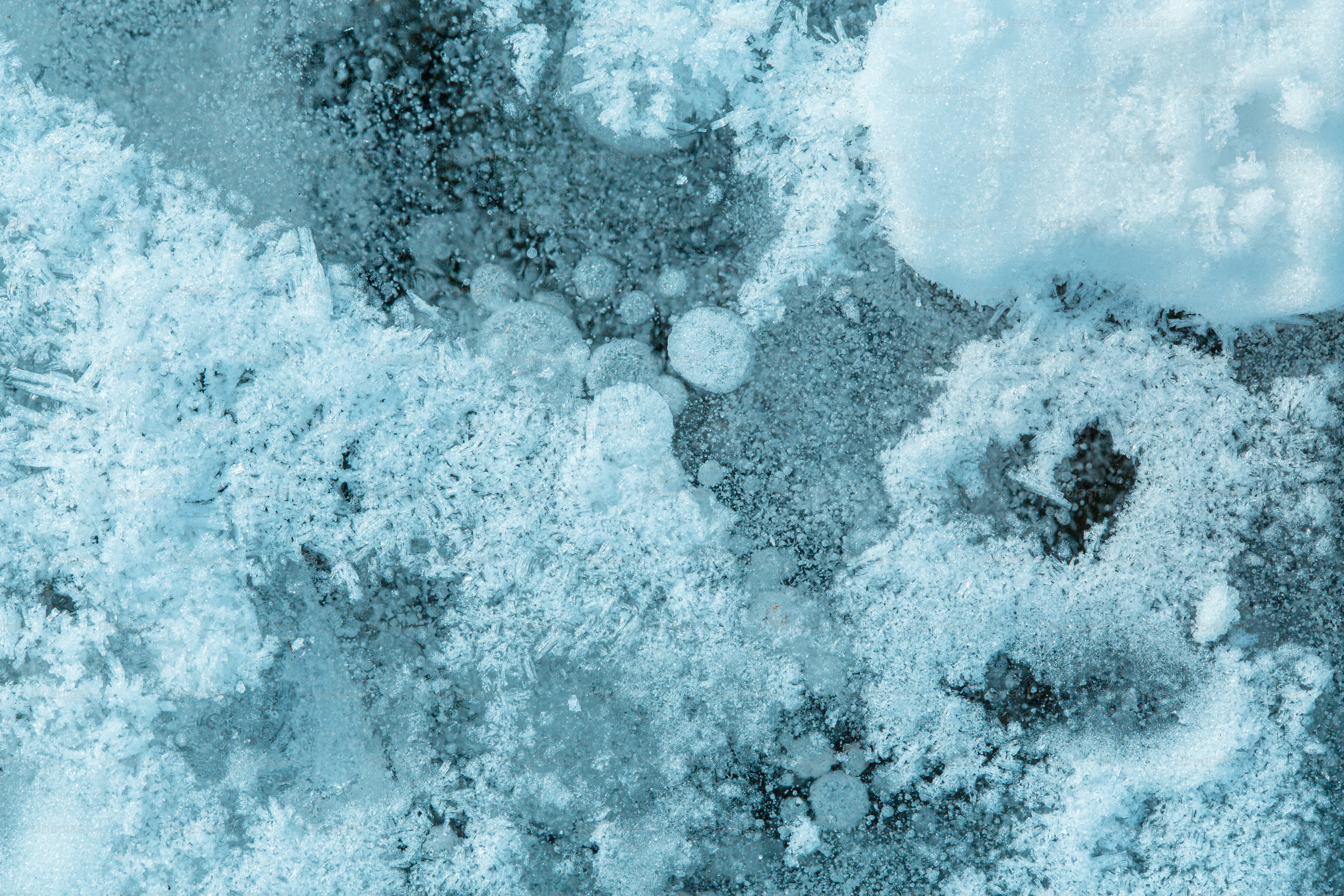 泡や霜の模様が見られる氷のクローズアップ。