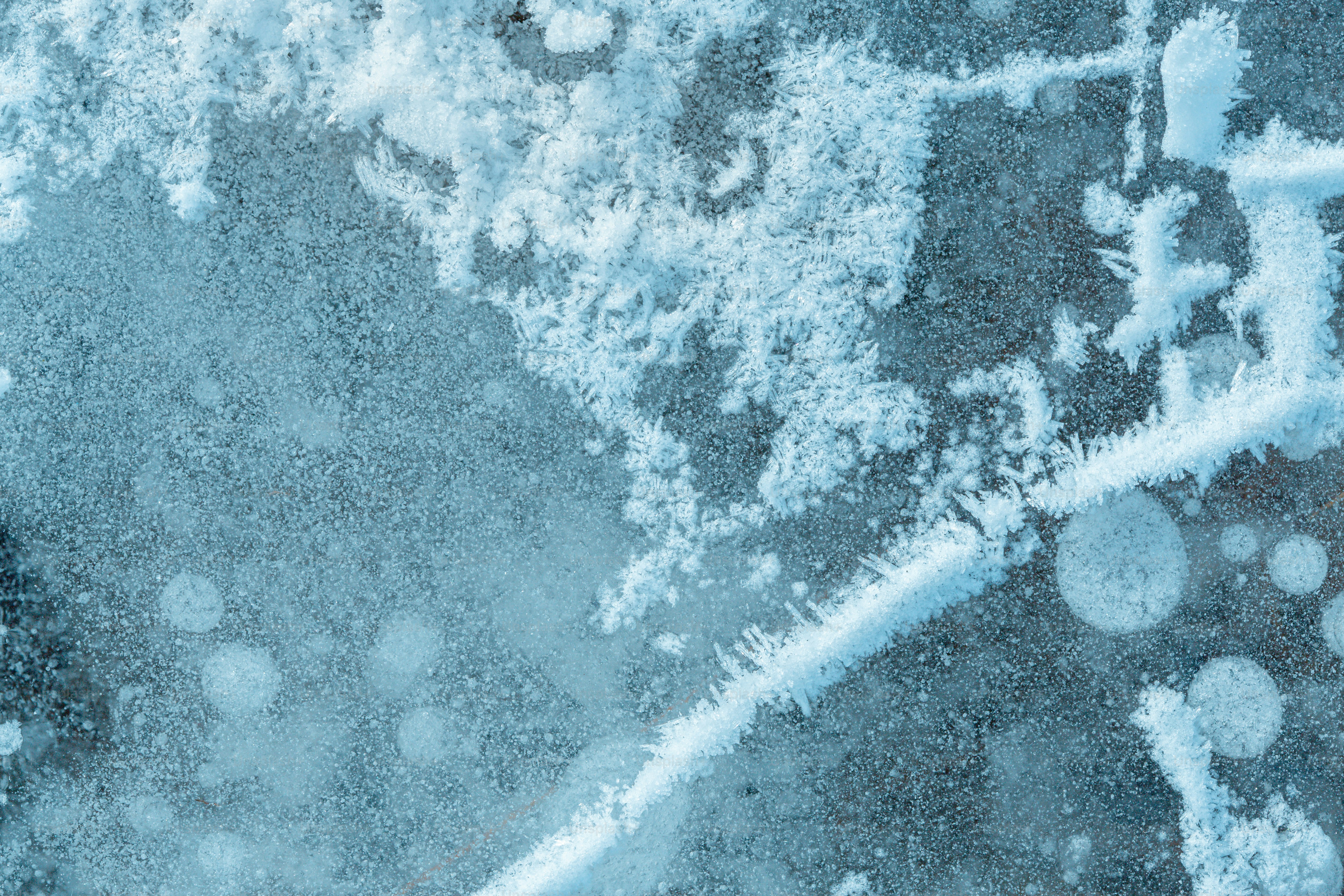 泡のある氷の形成のクローズアップ