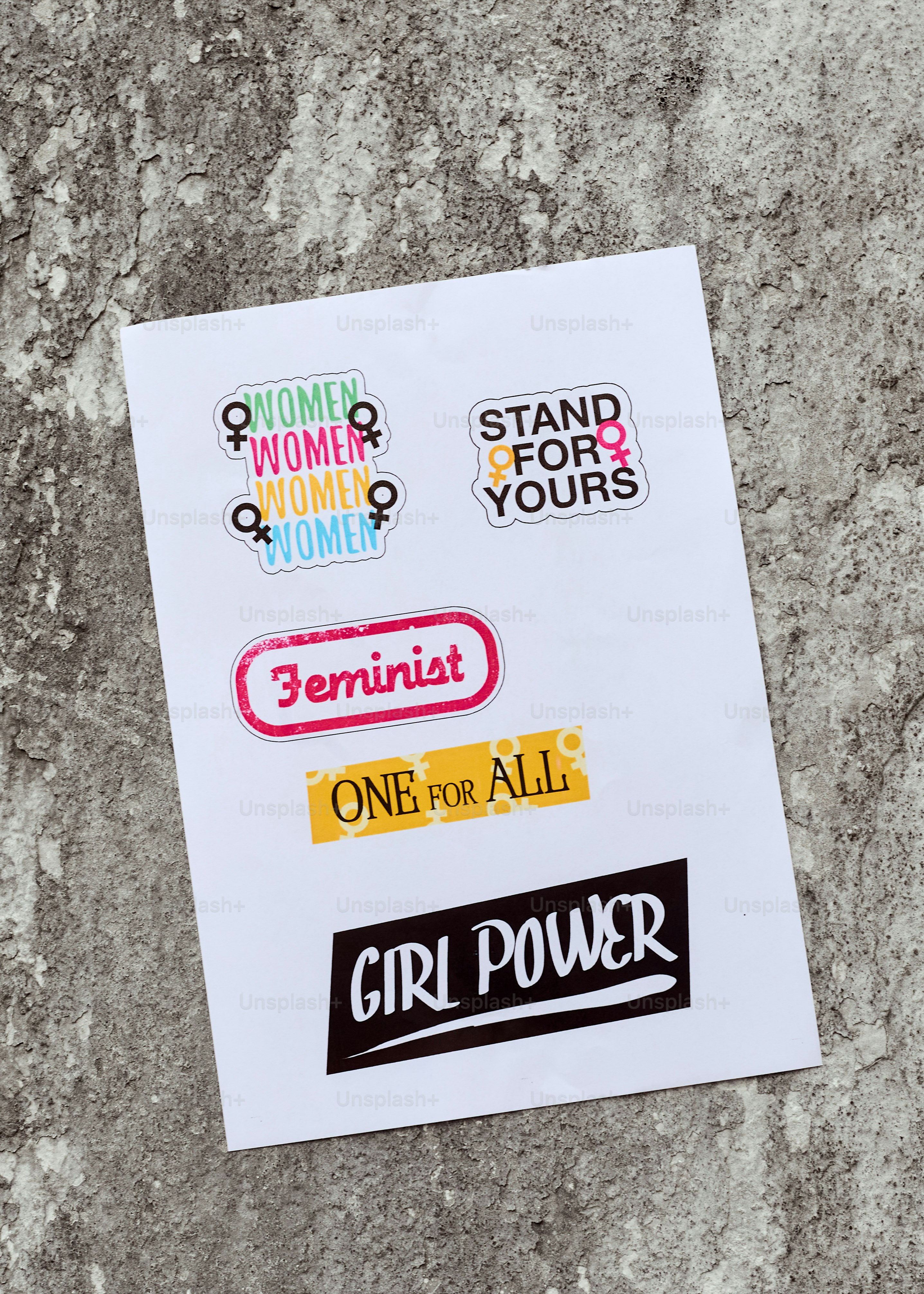 Feministische Aufkleber mit stärkenden Botschaften auf Papier