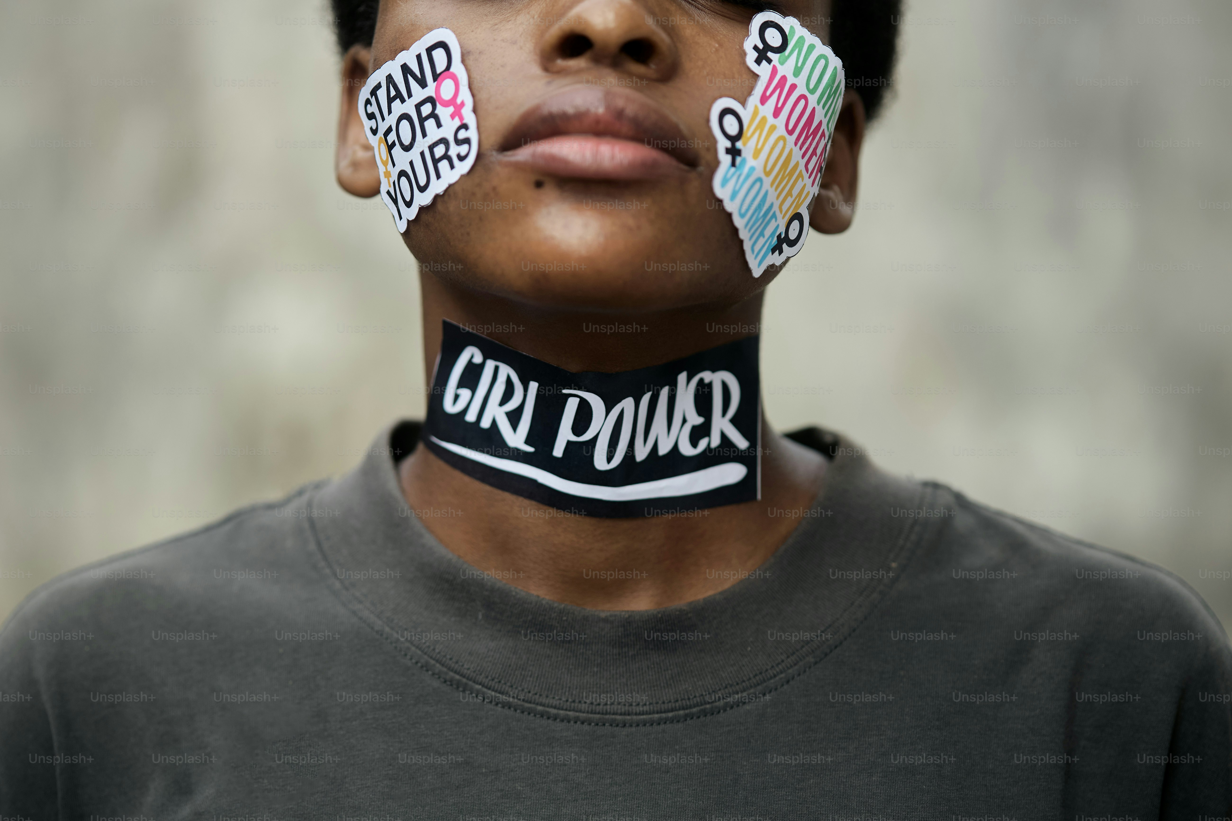 Eine Person mit Aufklebern wie "Girl Power" und "Steh für dein".