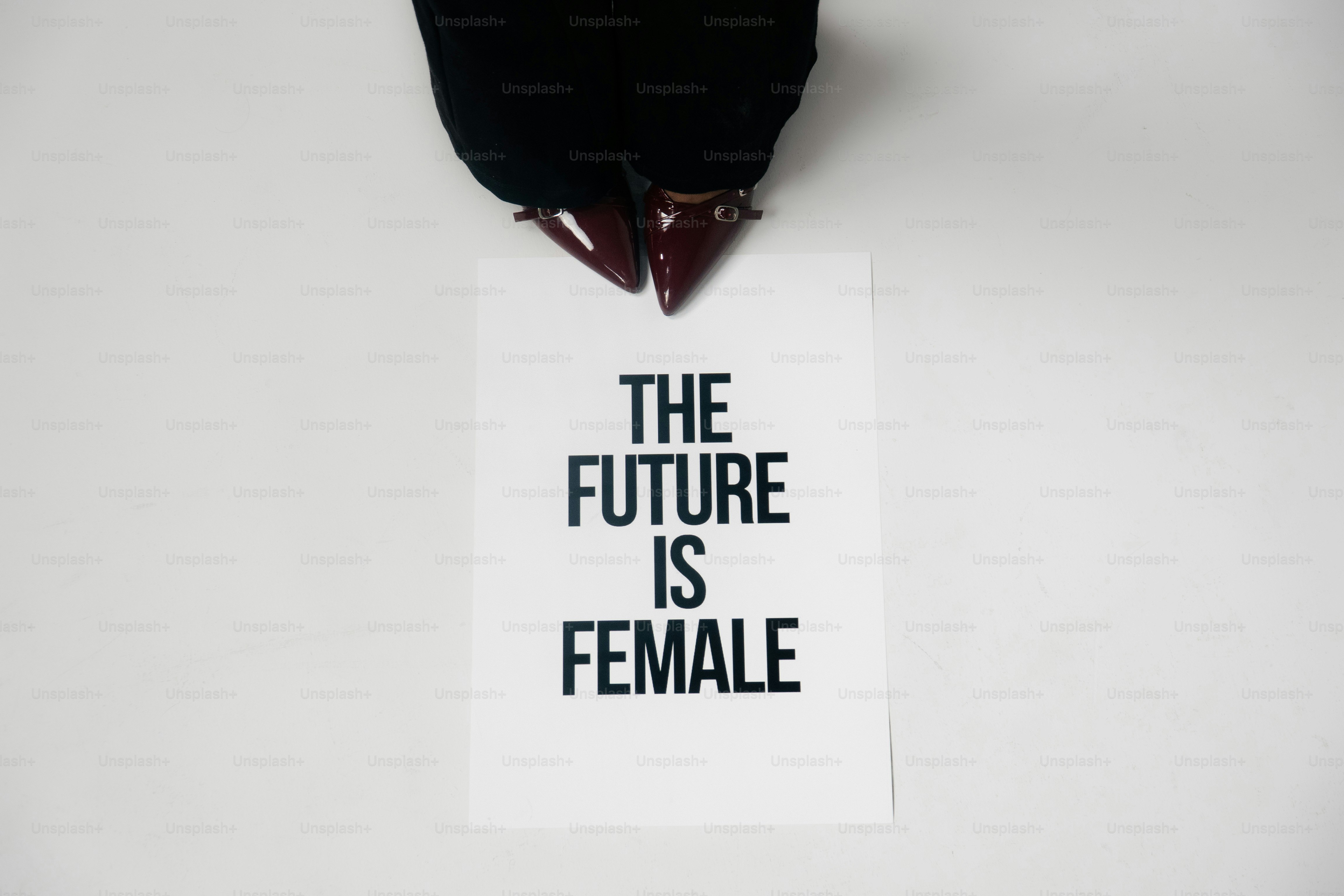 Masa depan adalah teks wanita di atas kertas.