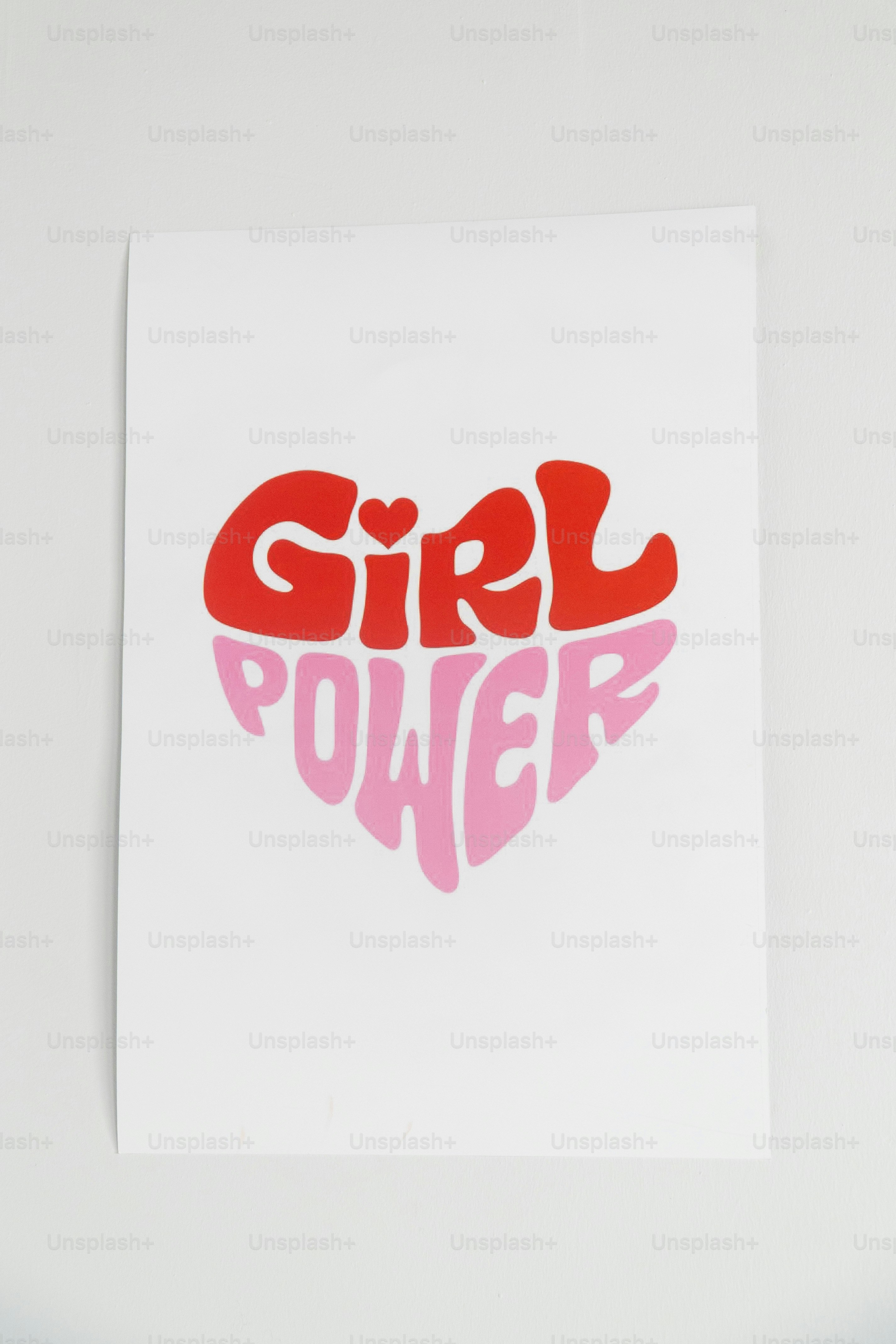 Grafis hati kekuatan gadis dengan teks merah dan merah muda