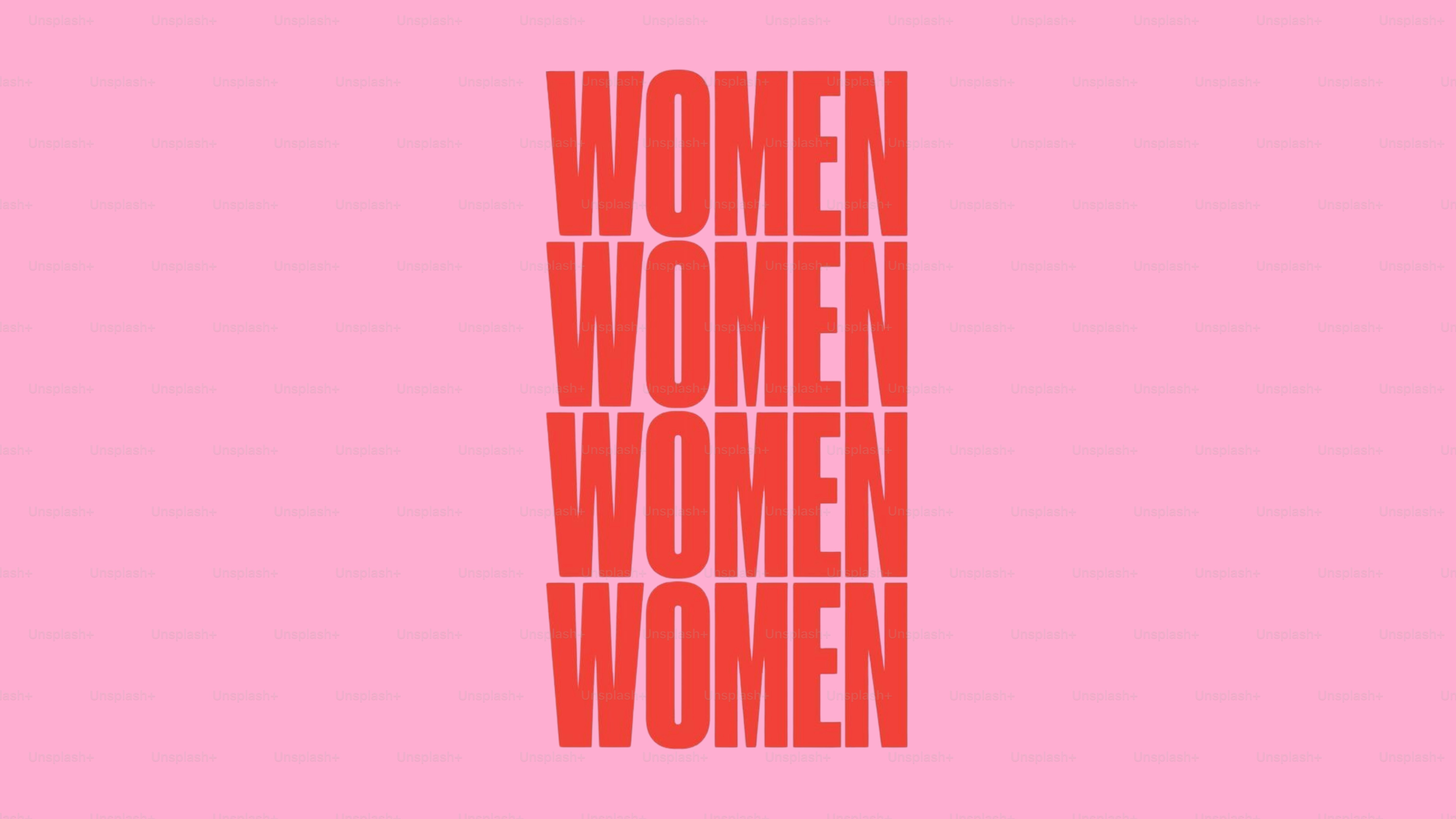 Texto vermelho soletrando "mulheres" empilhado verticalmente sobre fundo rosa