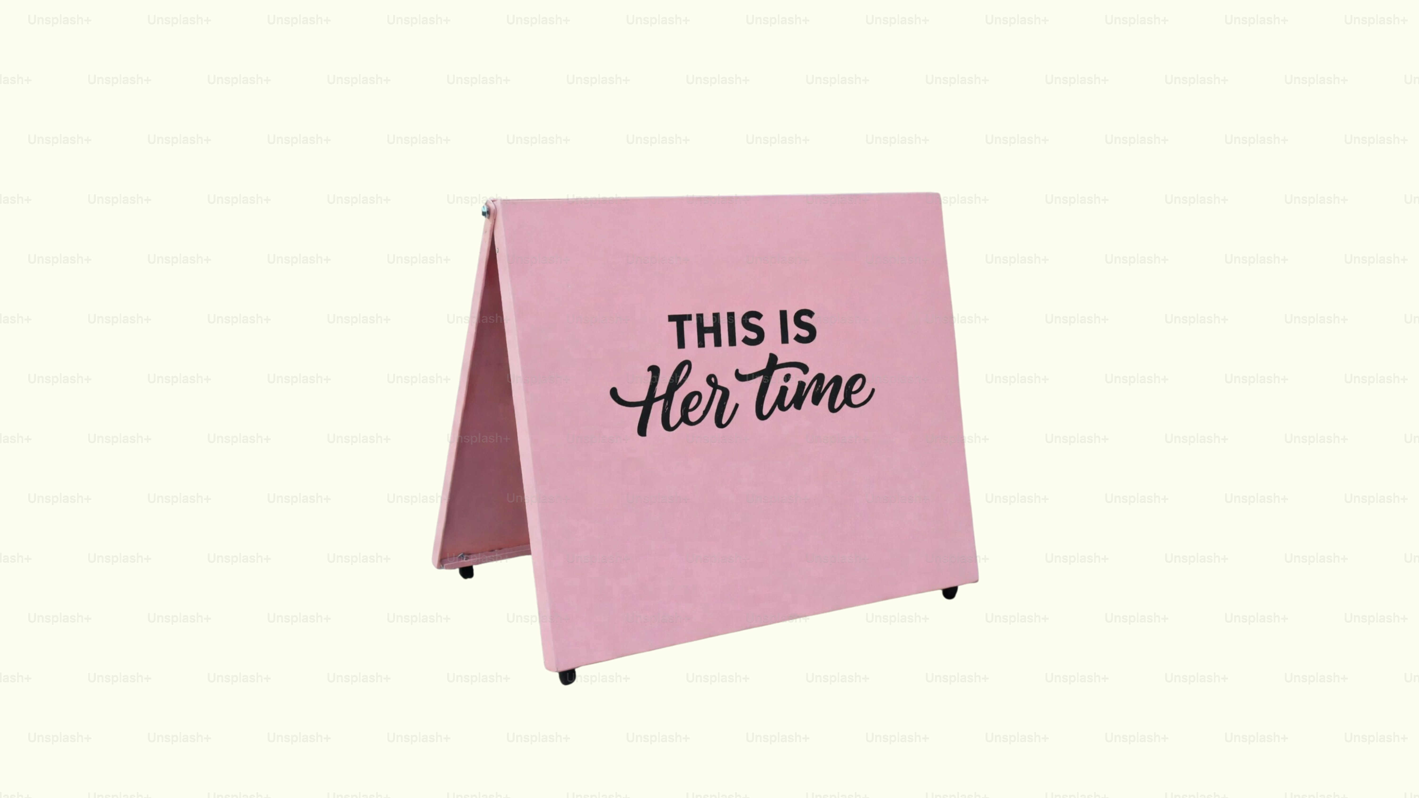 Un panneau de chevalet rose indique « c’est son moment »