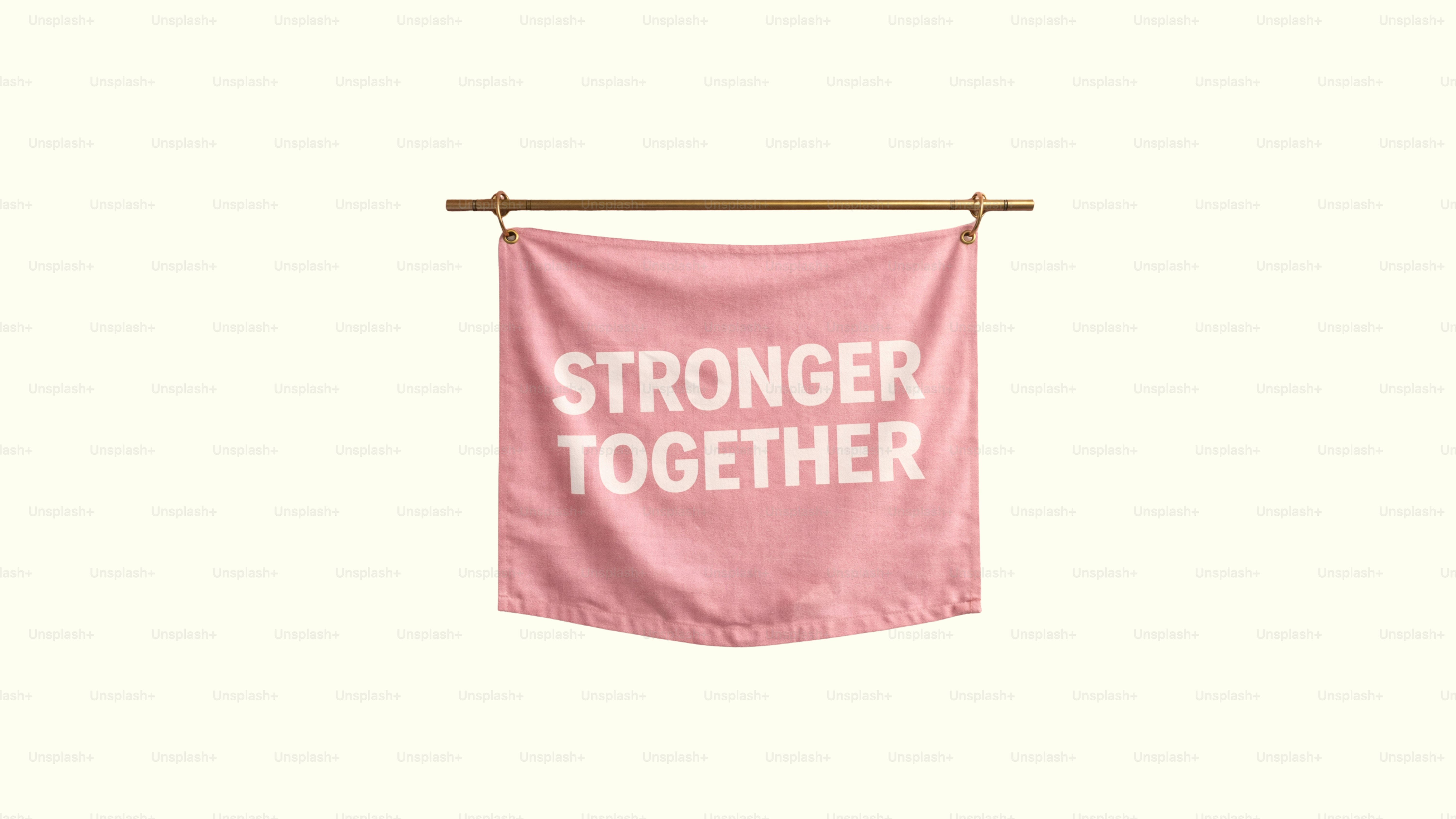 Bannière rose avec le texte « plus fort ensemble ».