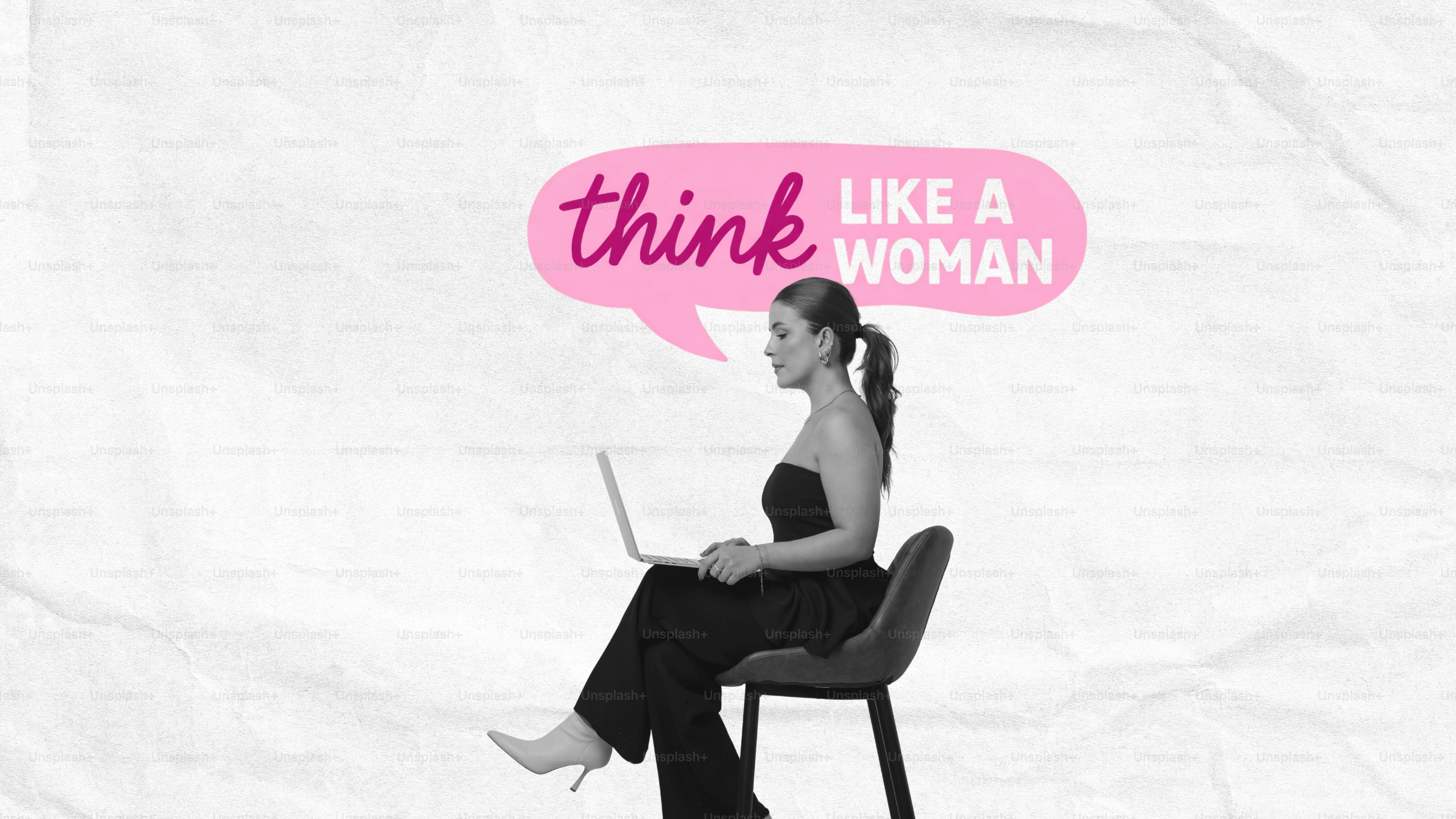 女性がノートパソコンで「女性のように考える」というテキストで作業しています。