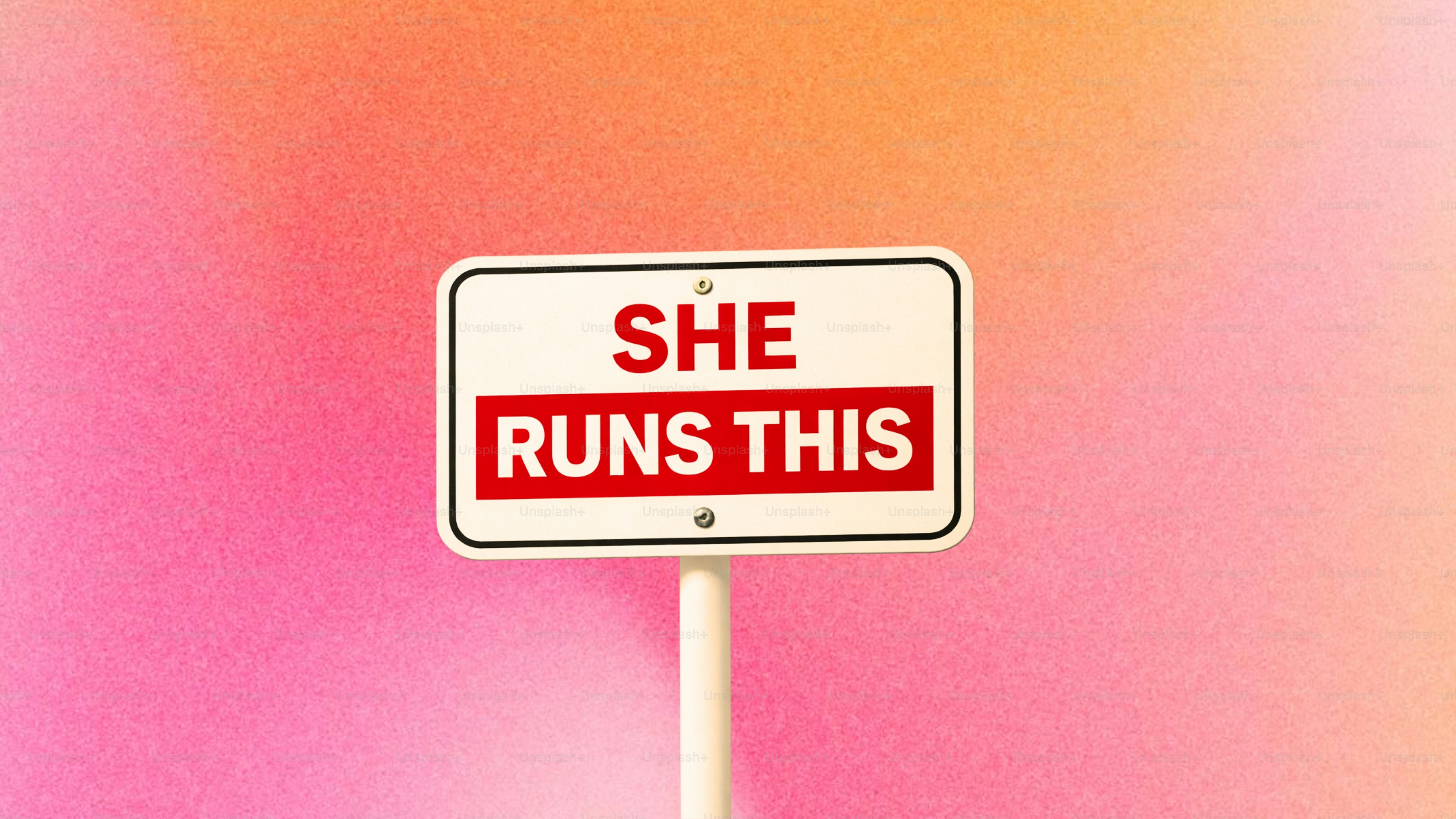 Un panneau indique « elle dirige ceci » sur un fond coloré