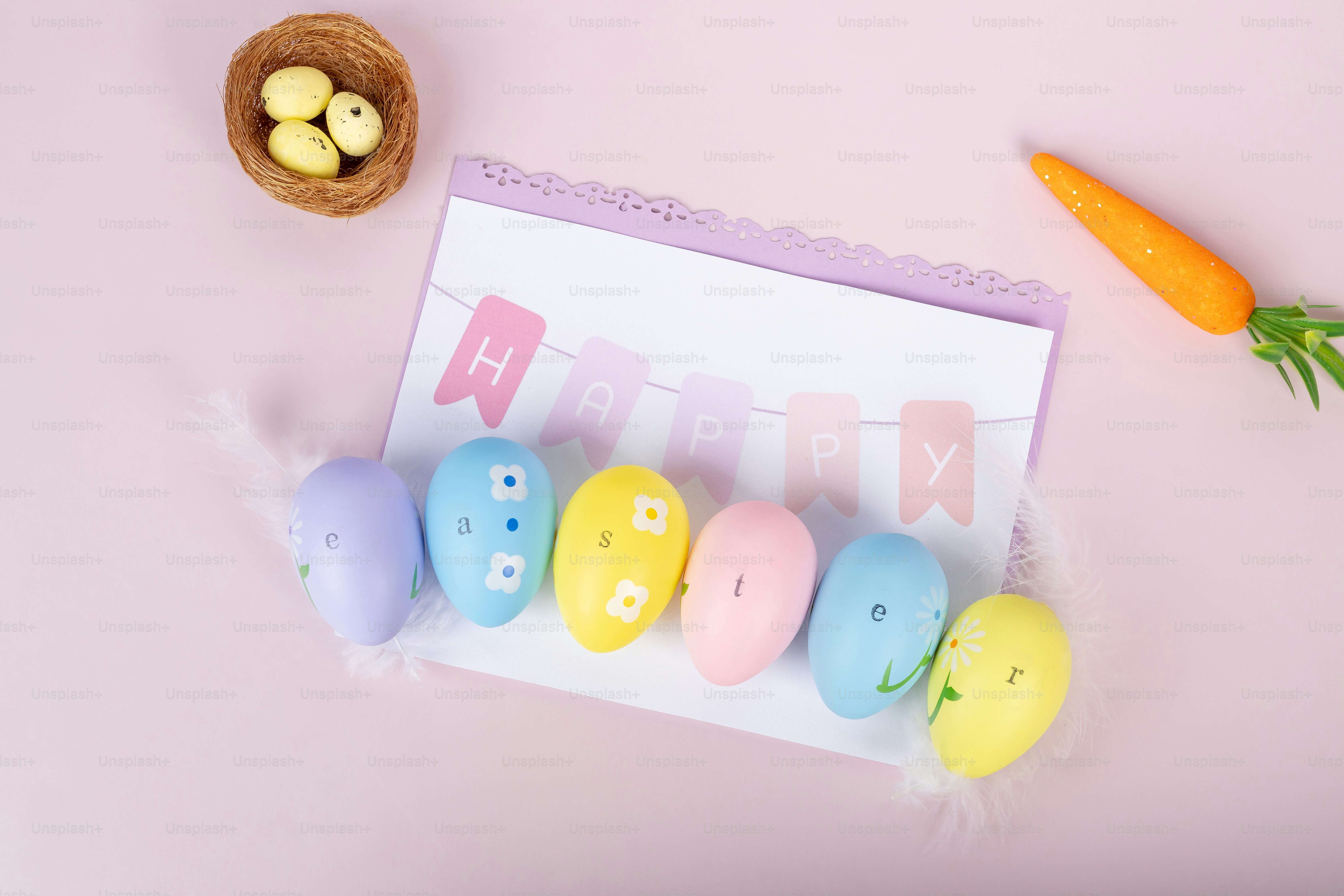 Huevos de Pascua y un pequeño nido con caramelos