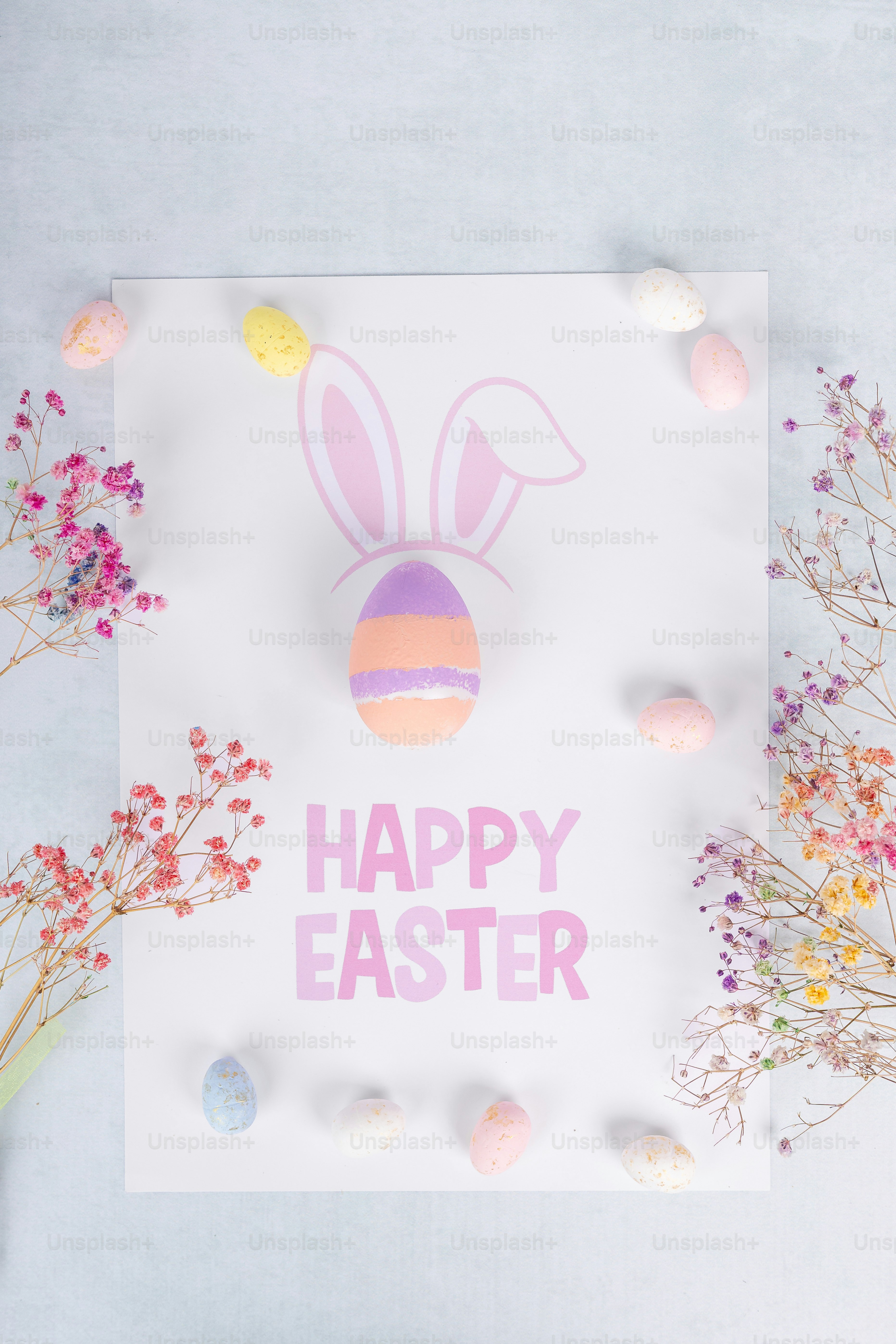 Feliz felicitación de Pascua con huevos y flores de colores