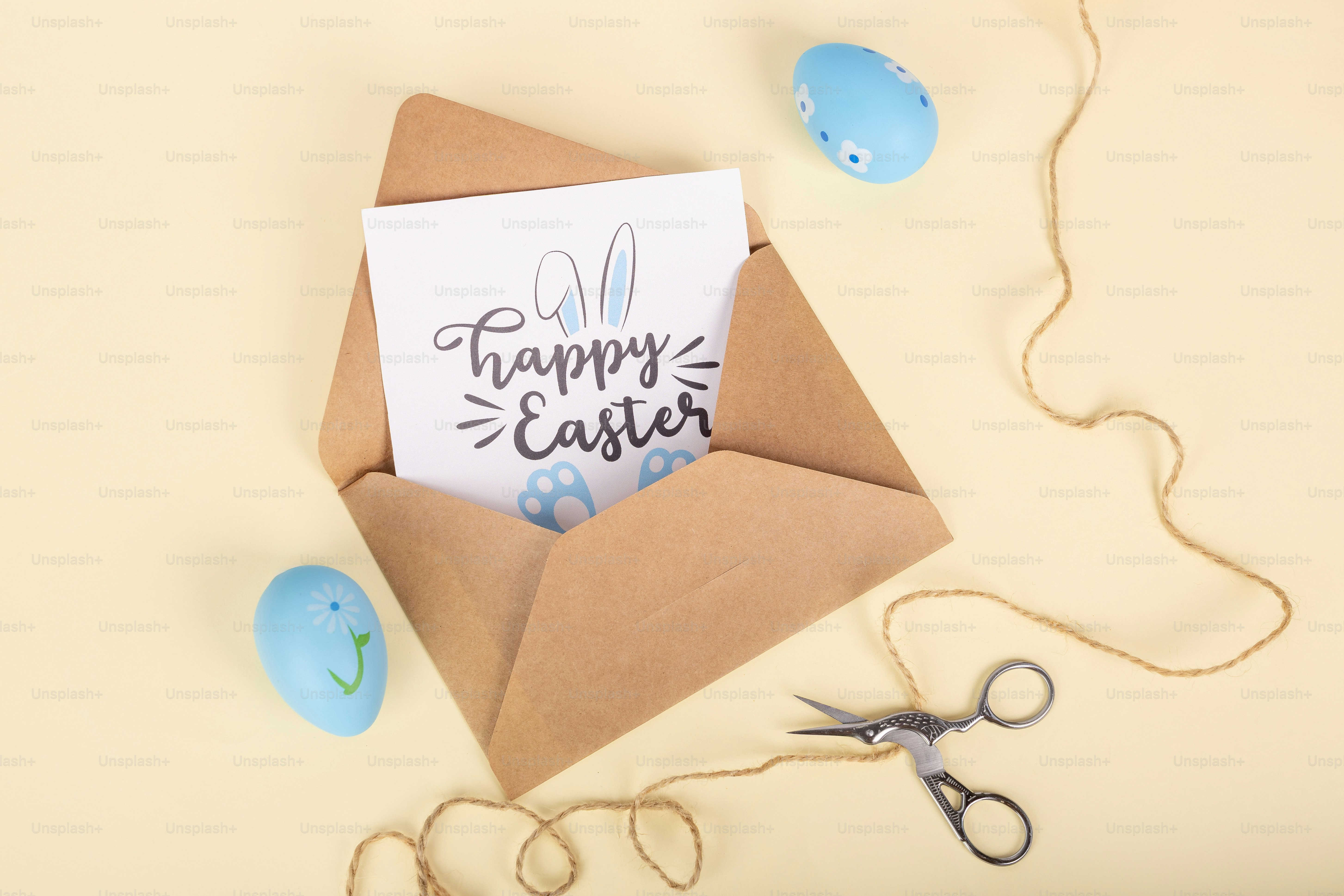 Feliz tarjeta de Pascua con huevos y tijeras