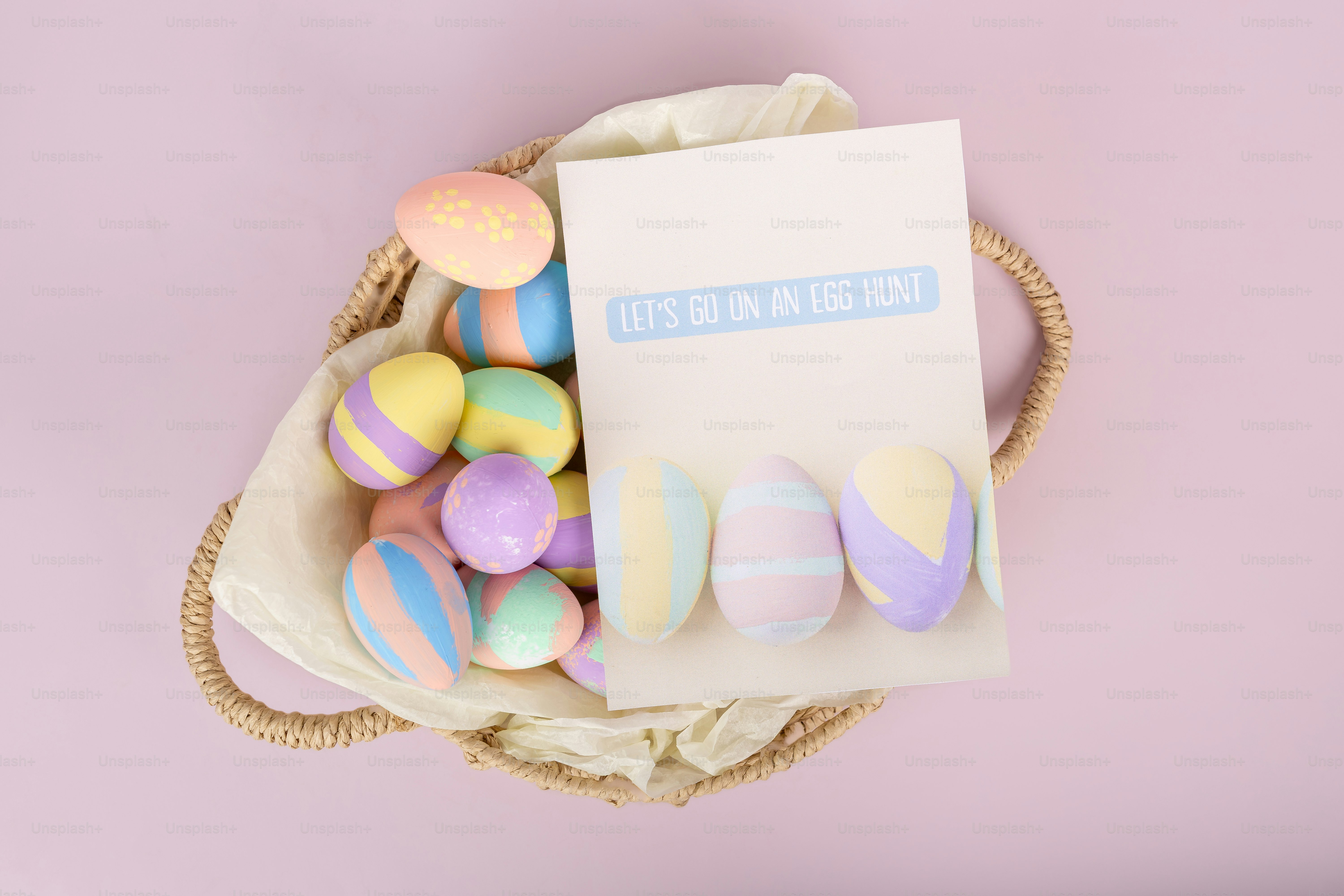 Huevos de Pascua en una cesta con una tarjeta