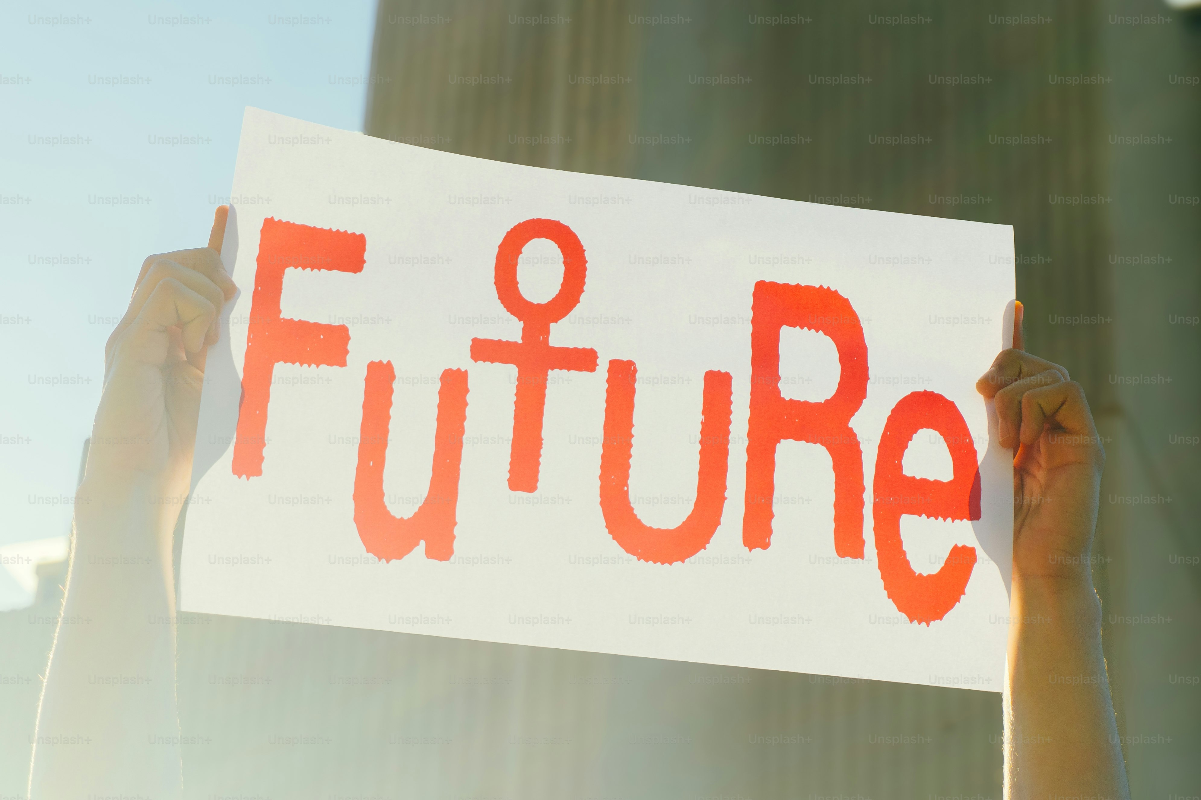 Le mani tengono un cartello con la parola "futuro".