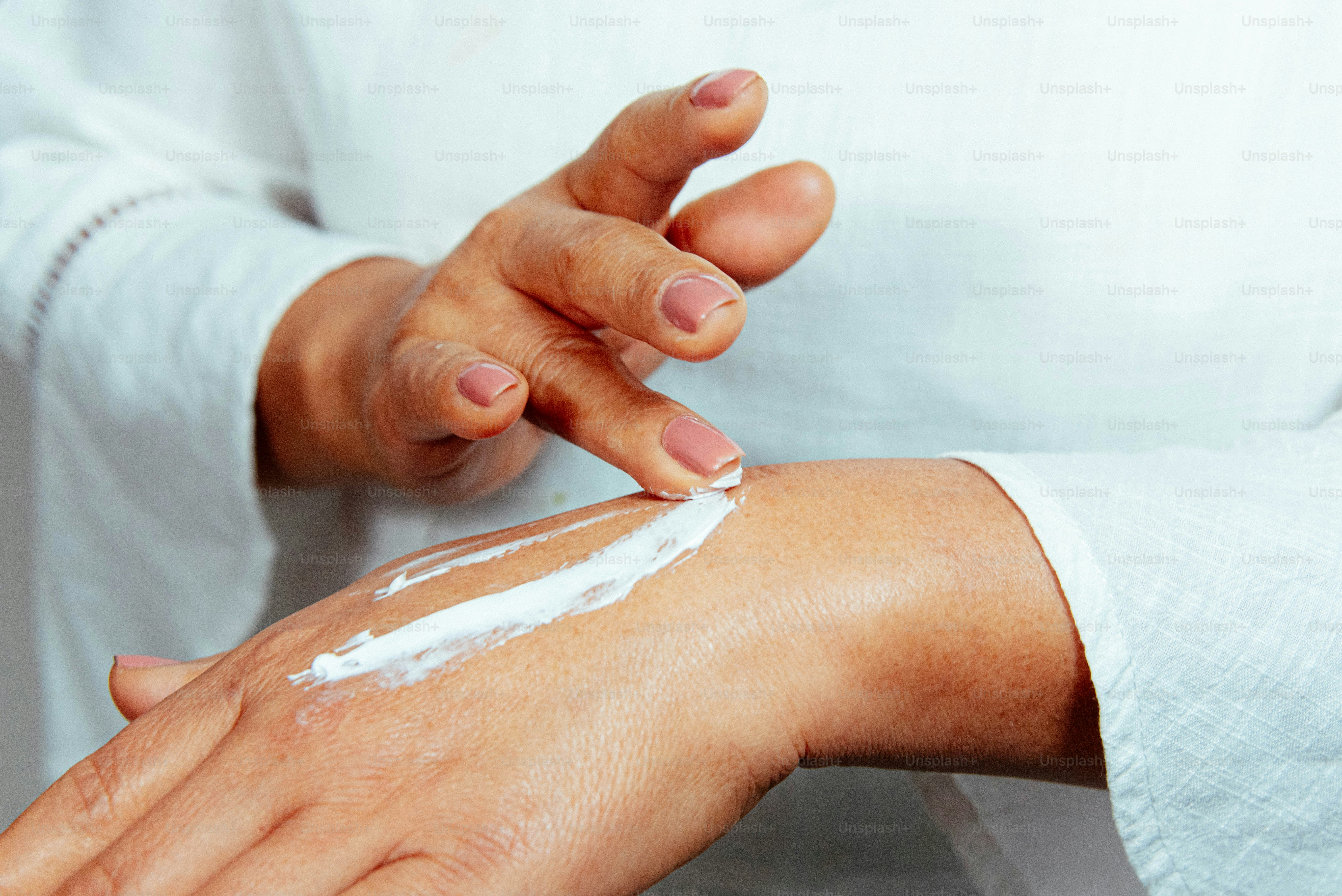 사람이 손에 크림을 바른다