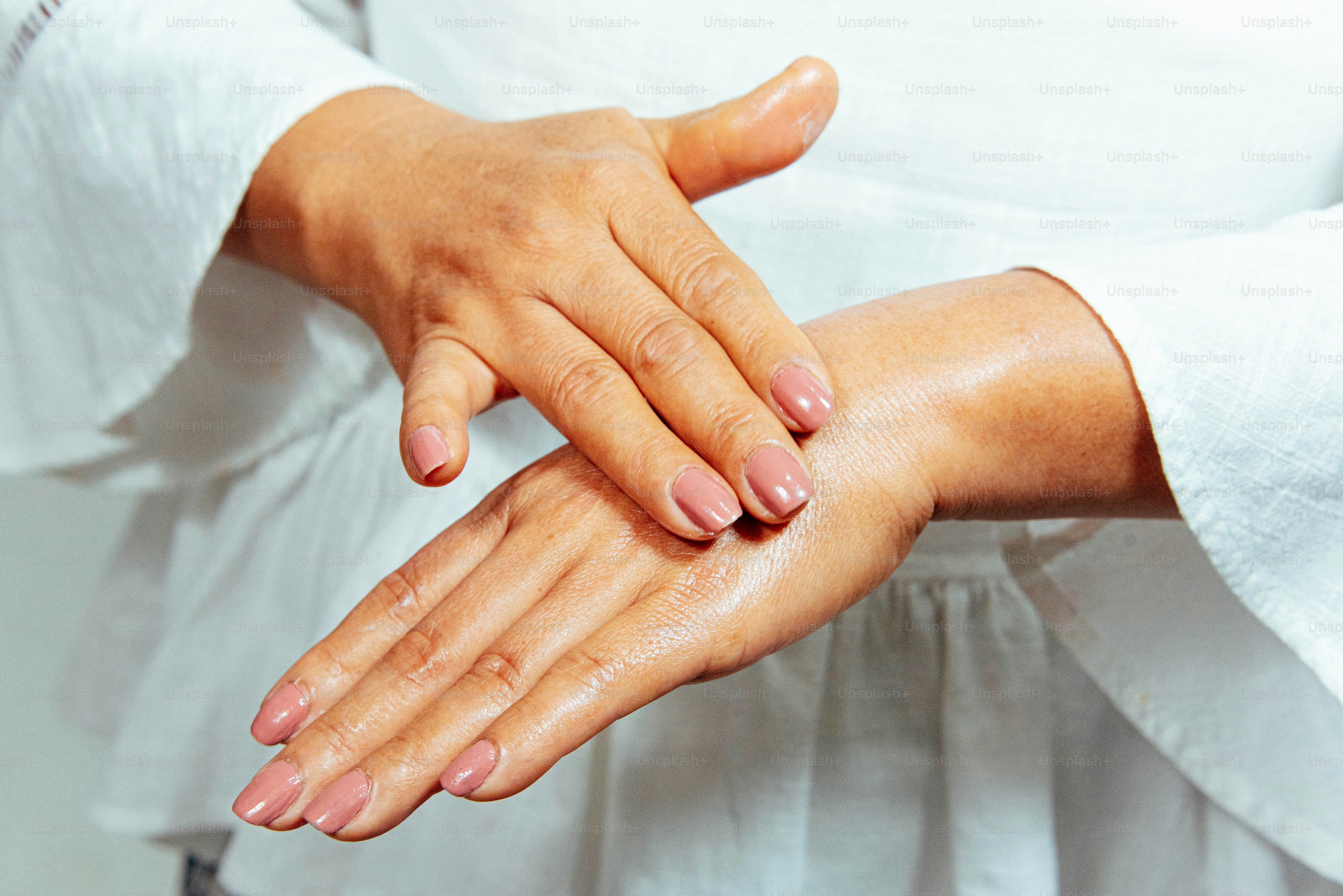 손에 로션을 바르는 여성