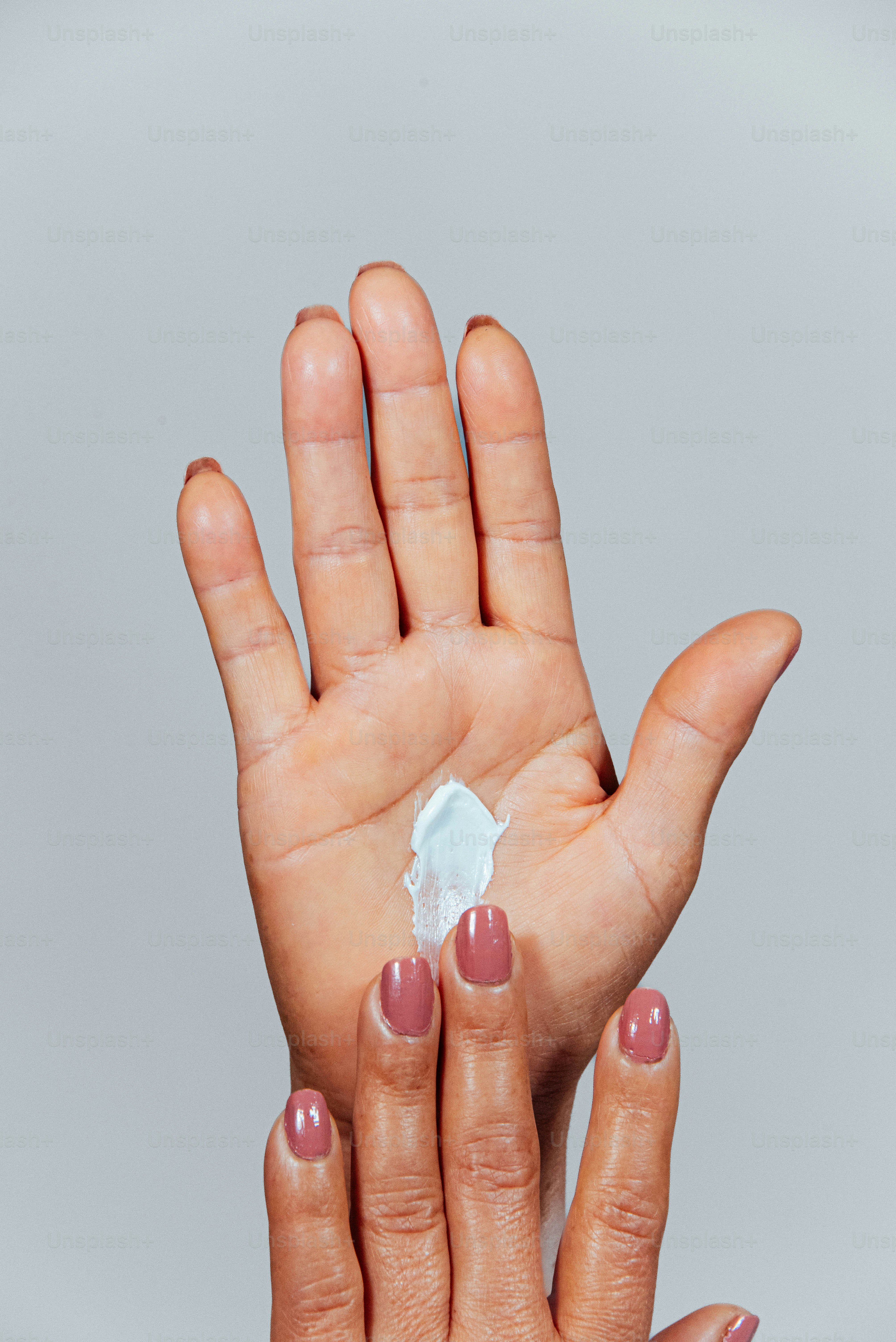 손바닥에 로션을 바른 손