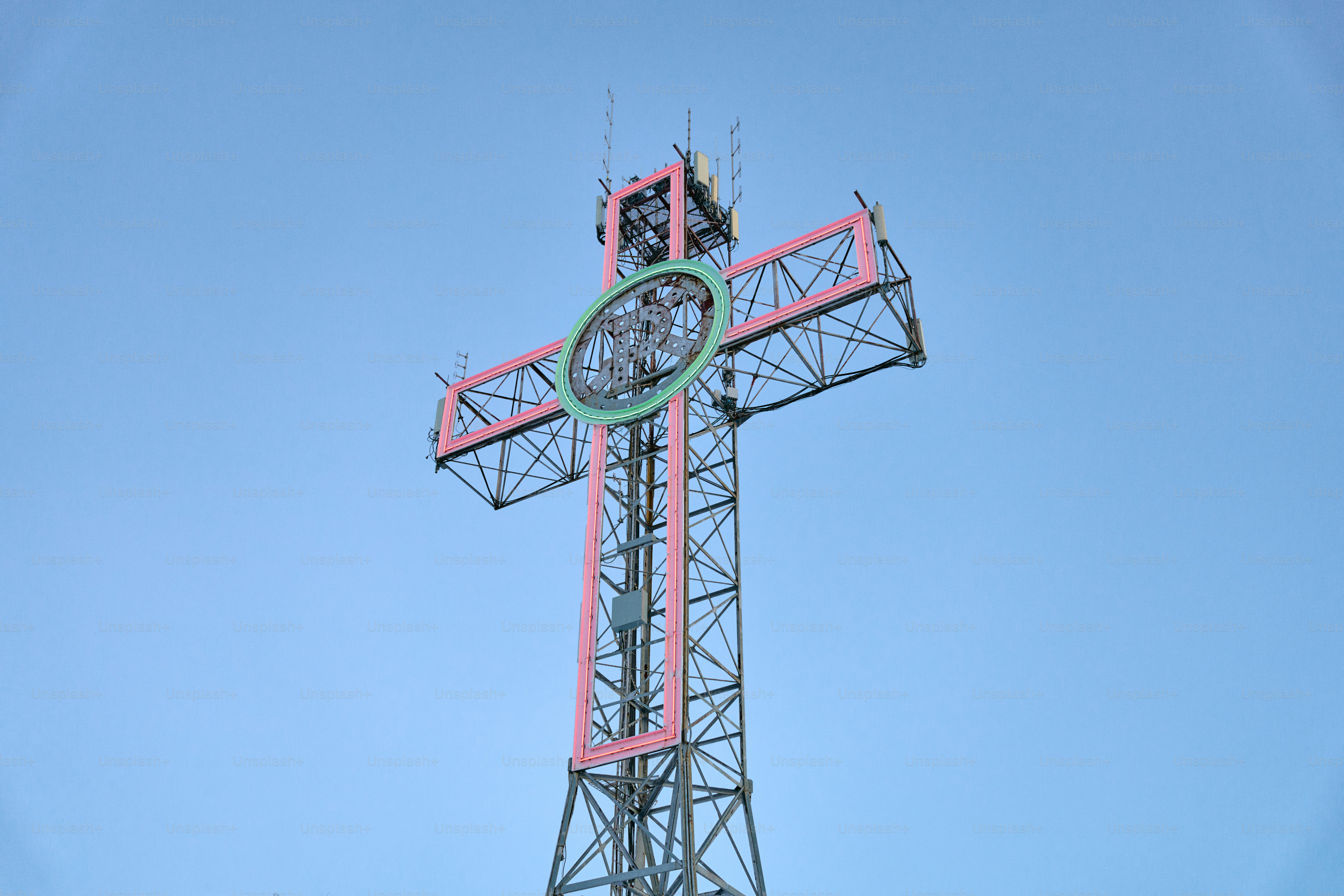 Une grande structure croisée sur un ciel bleu clair.