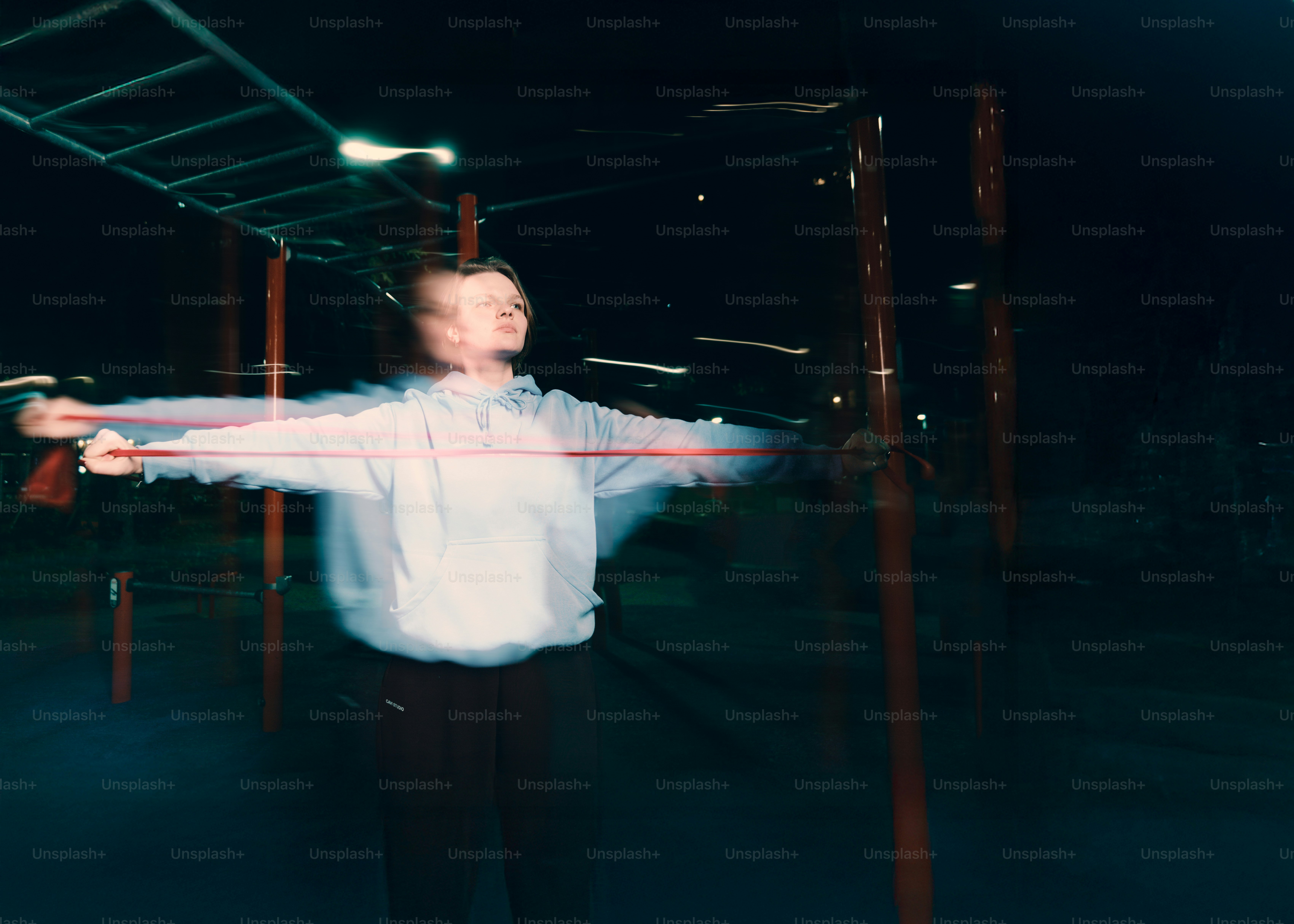 Pessoa se exercitando com faixa de resistência à noite