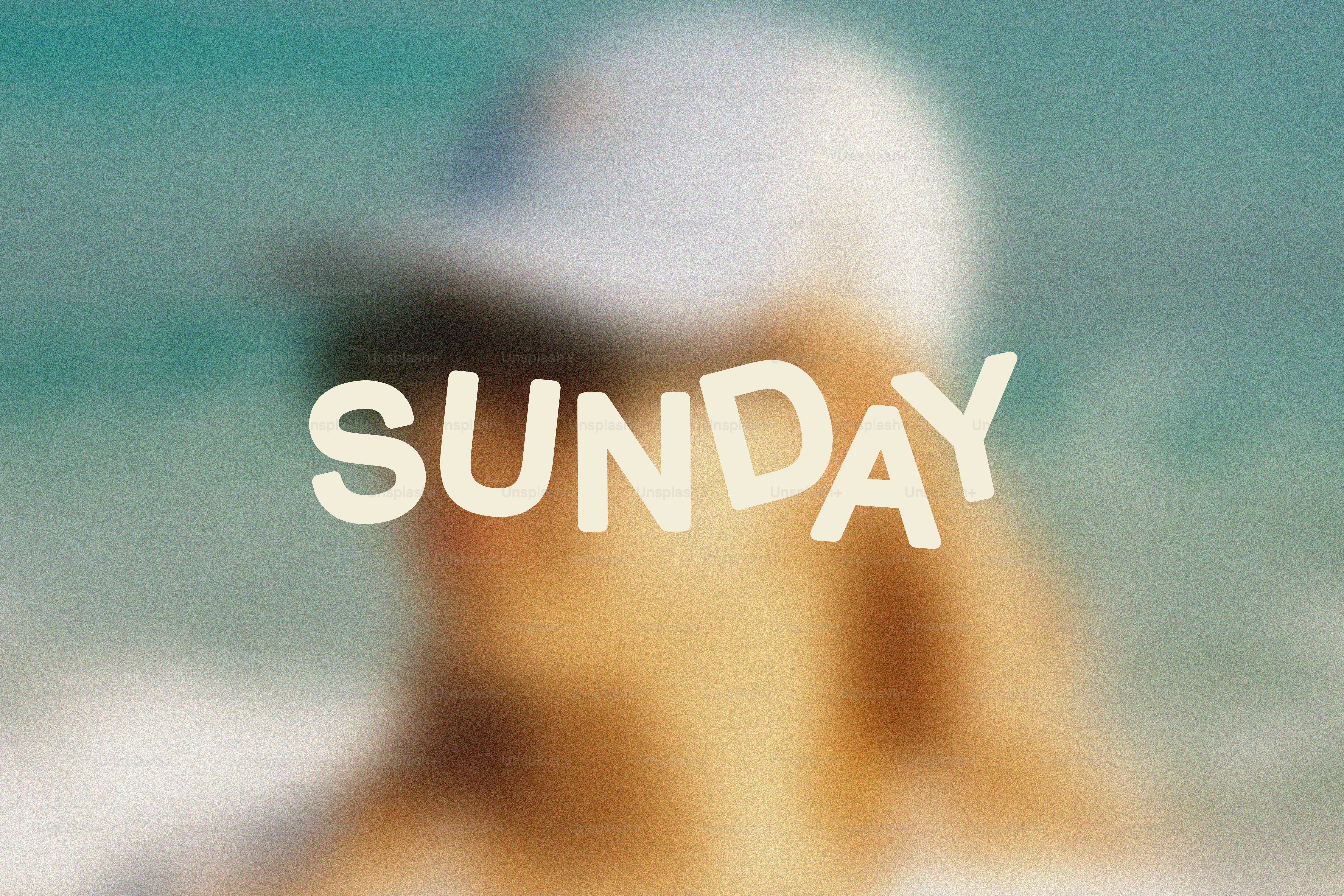 Una persona con sombrero en la playa