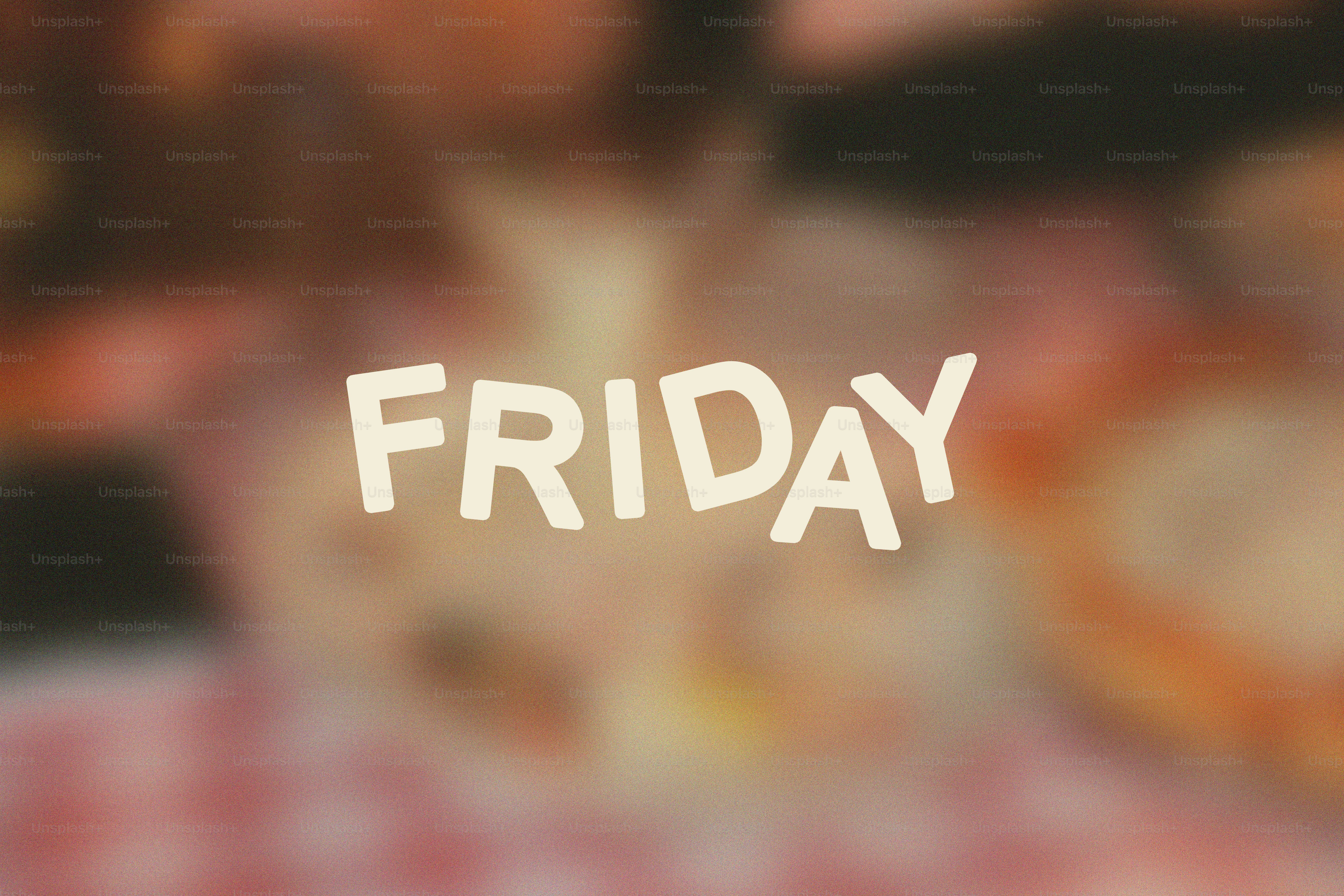 La palabra viernes escrita en letras de madera.