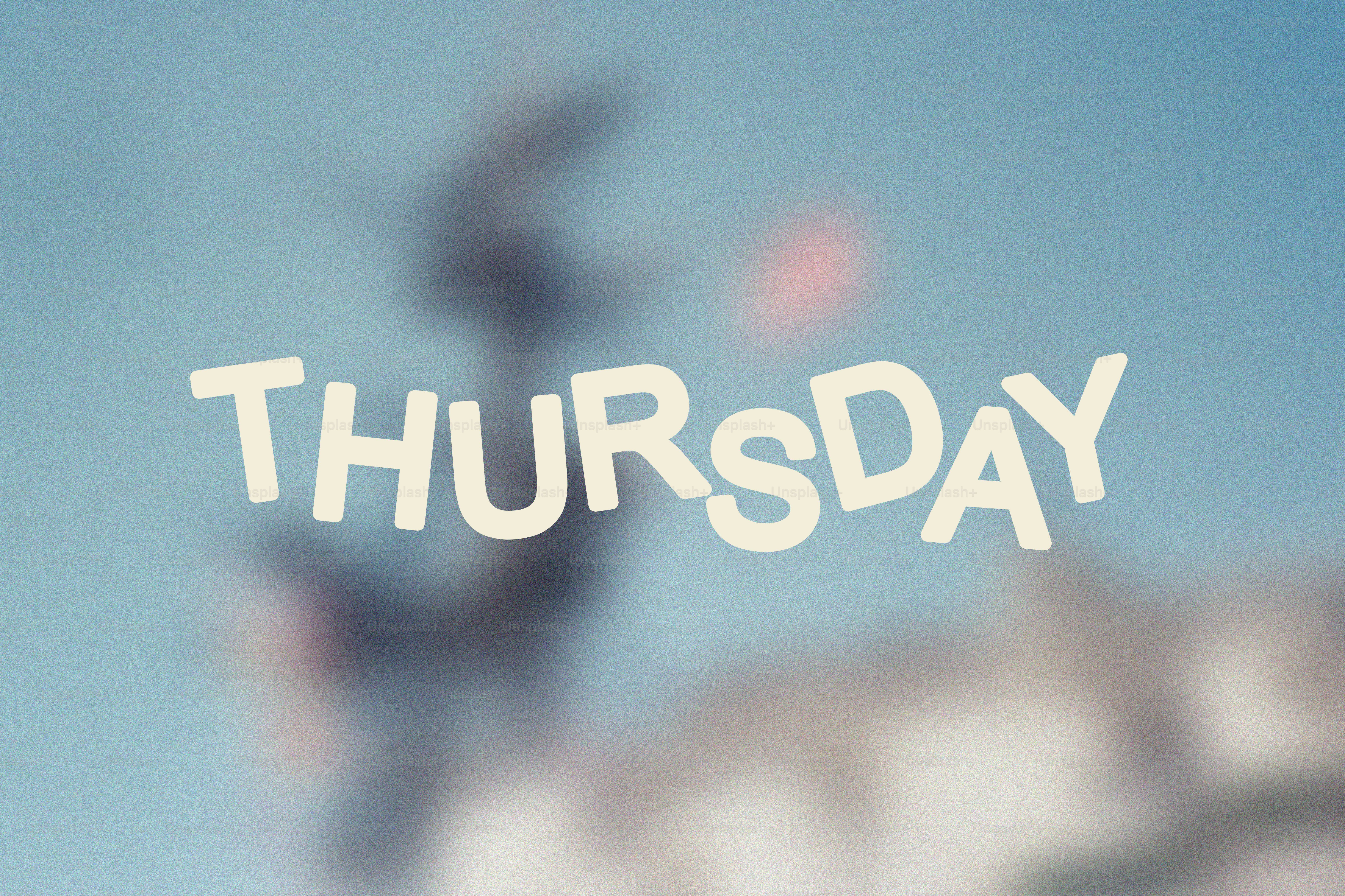 La palabra jueves superpuesta sobre un fondo borroso.