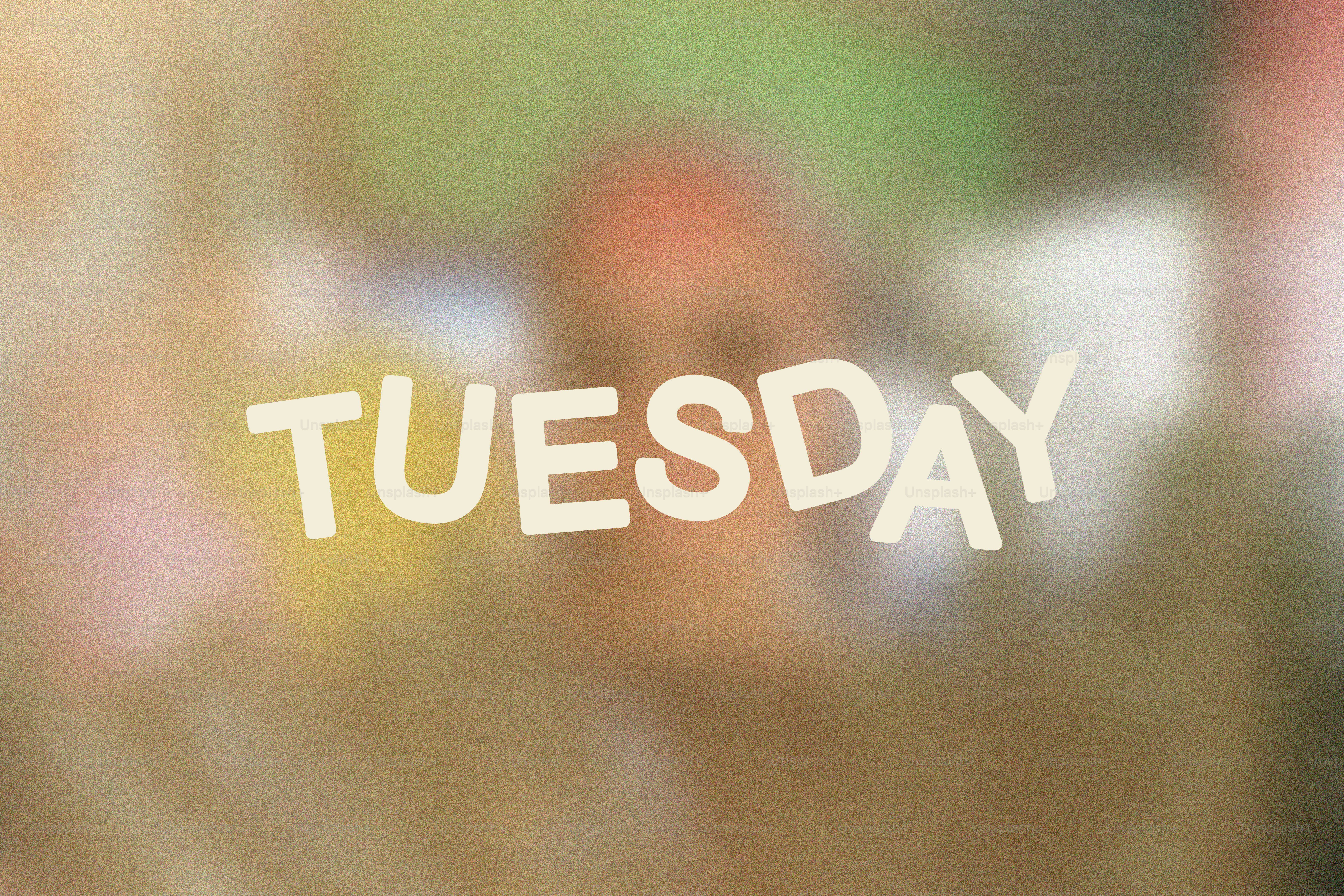 La palabra martes escrita sobre un fondo borroso