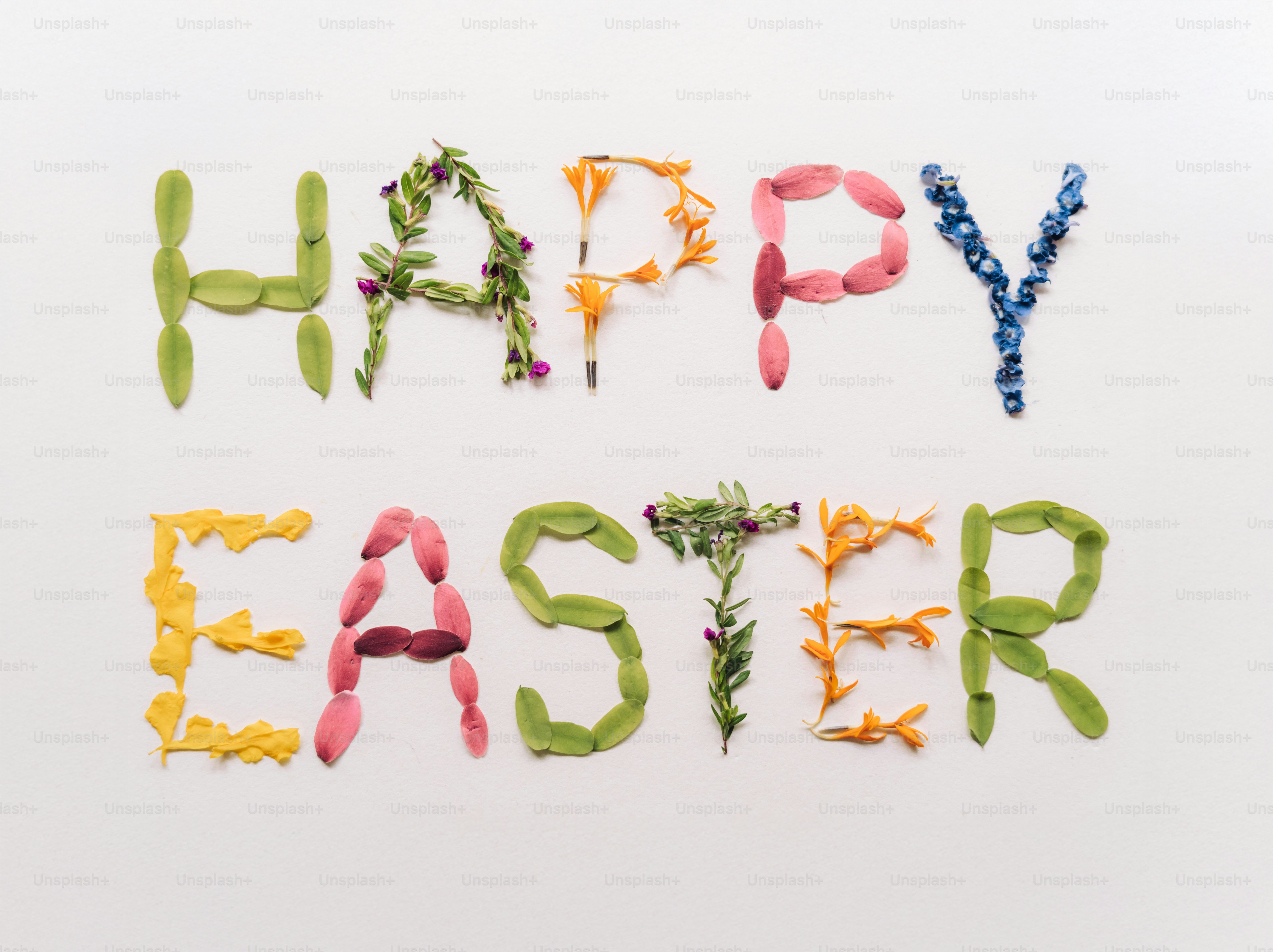 Feliz Páscoa texto feito de flores e folhas