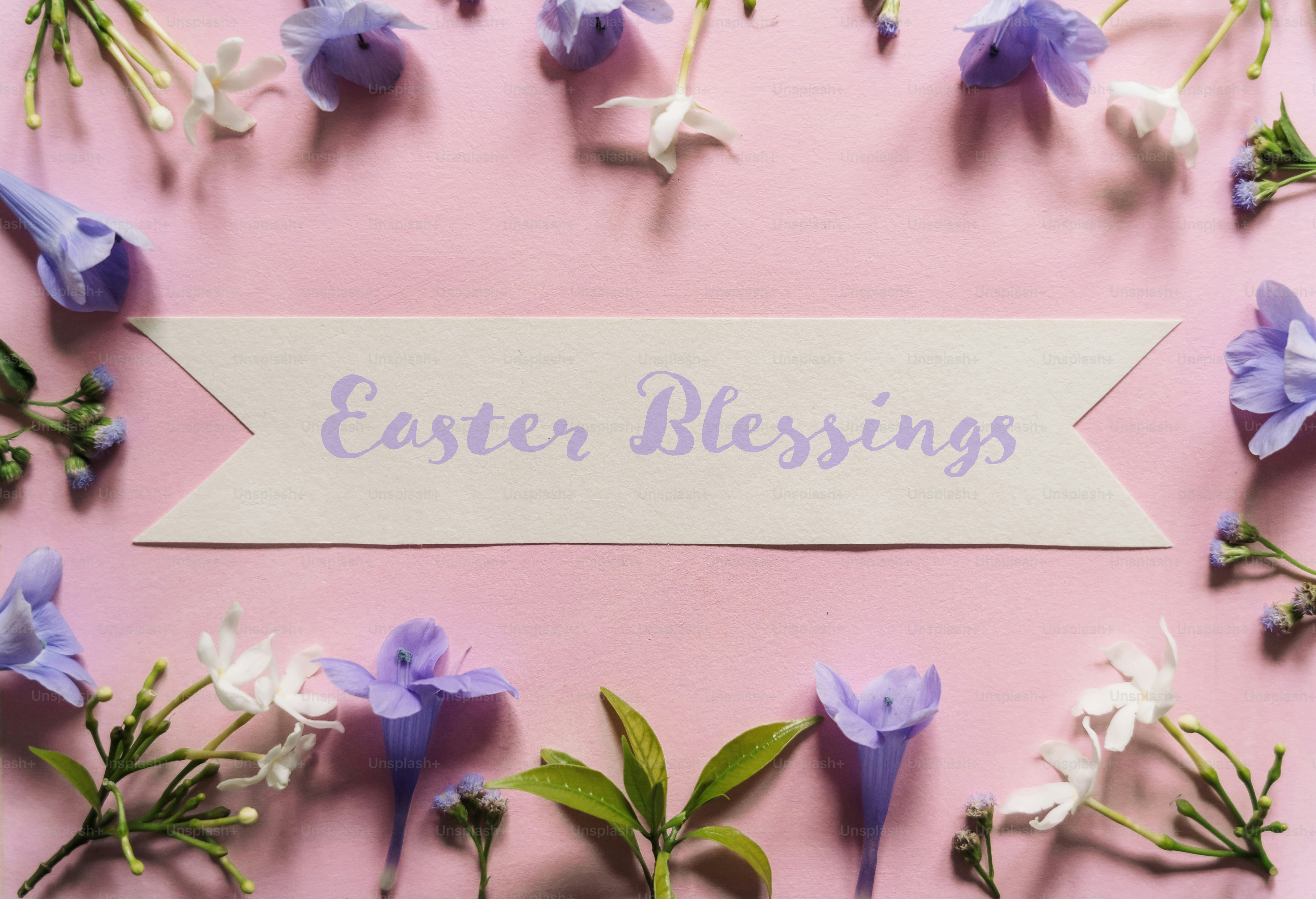 Bênçãos de Páscoa com flores roxas e brancas