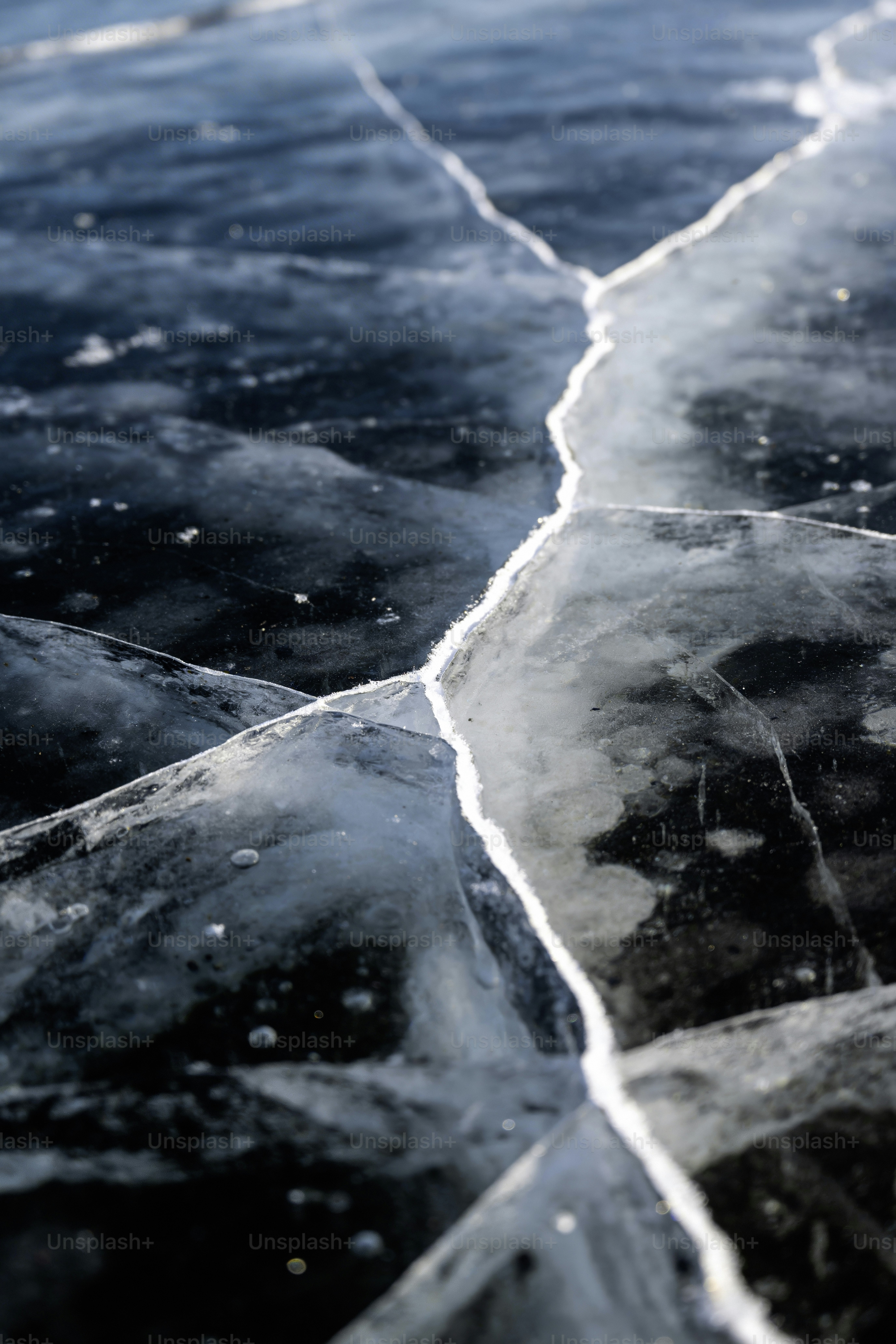 Surface de glace fissurée avec des bulles d’air et de la texture.