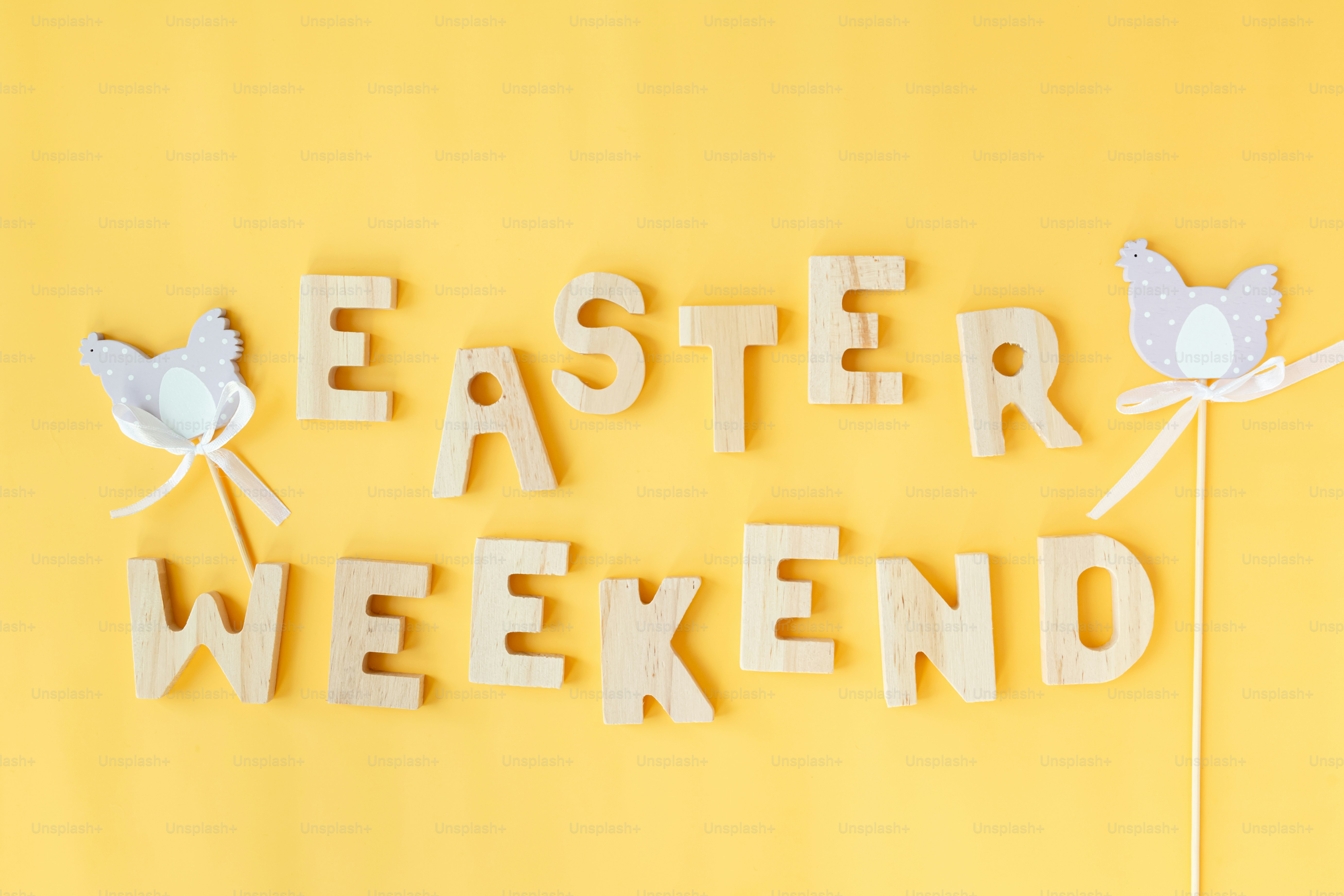 木製の文字でイースターの週末を飾るウサギが描かれています。