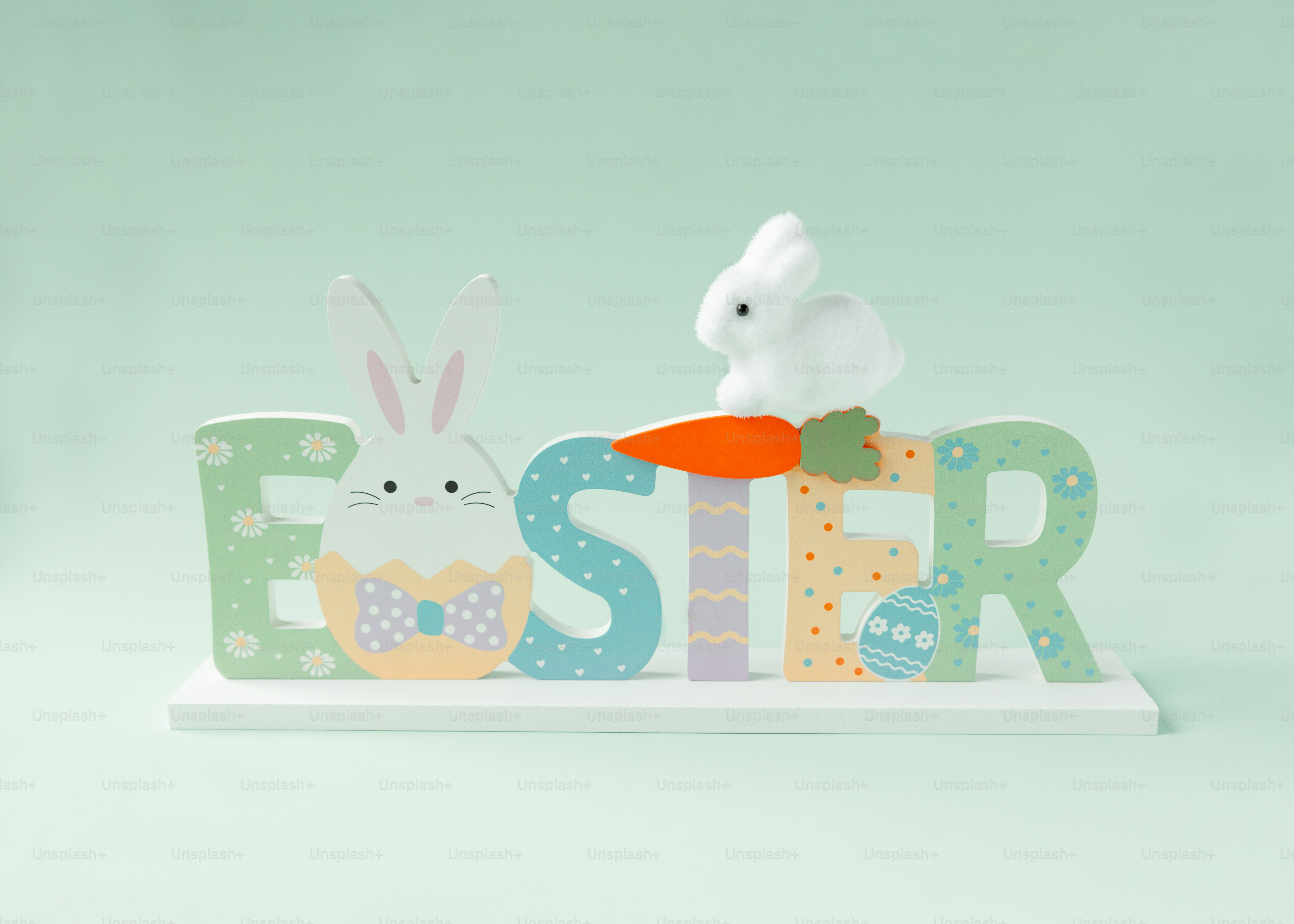 ウサギとニンジンの飾りが描かれたイースターの看板