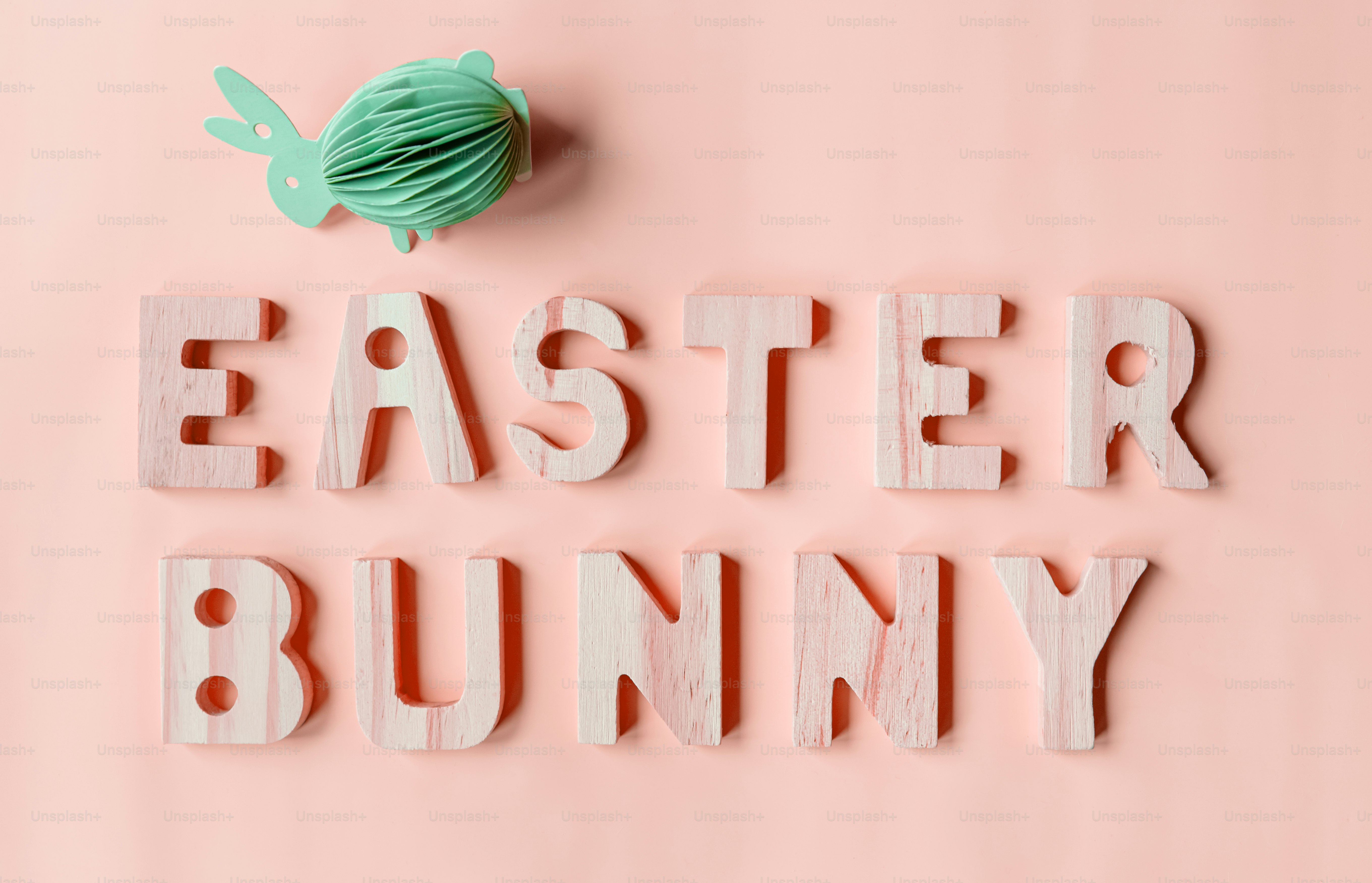 イースターバニーのテキストにミントグリーンのウサギの飾り付き。