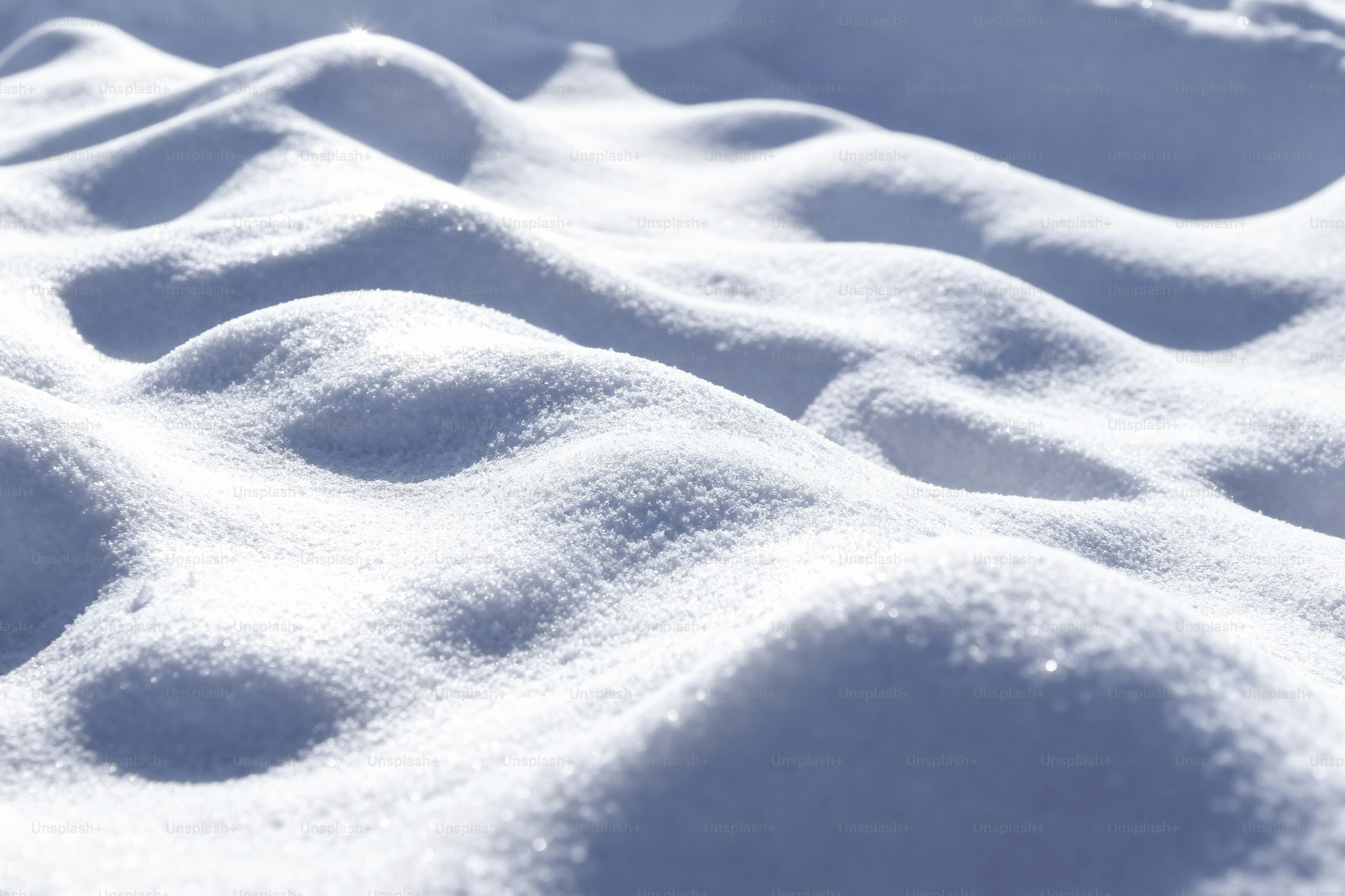 Congères ondulantes sous un soleil éclatant