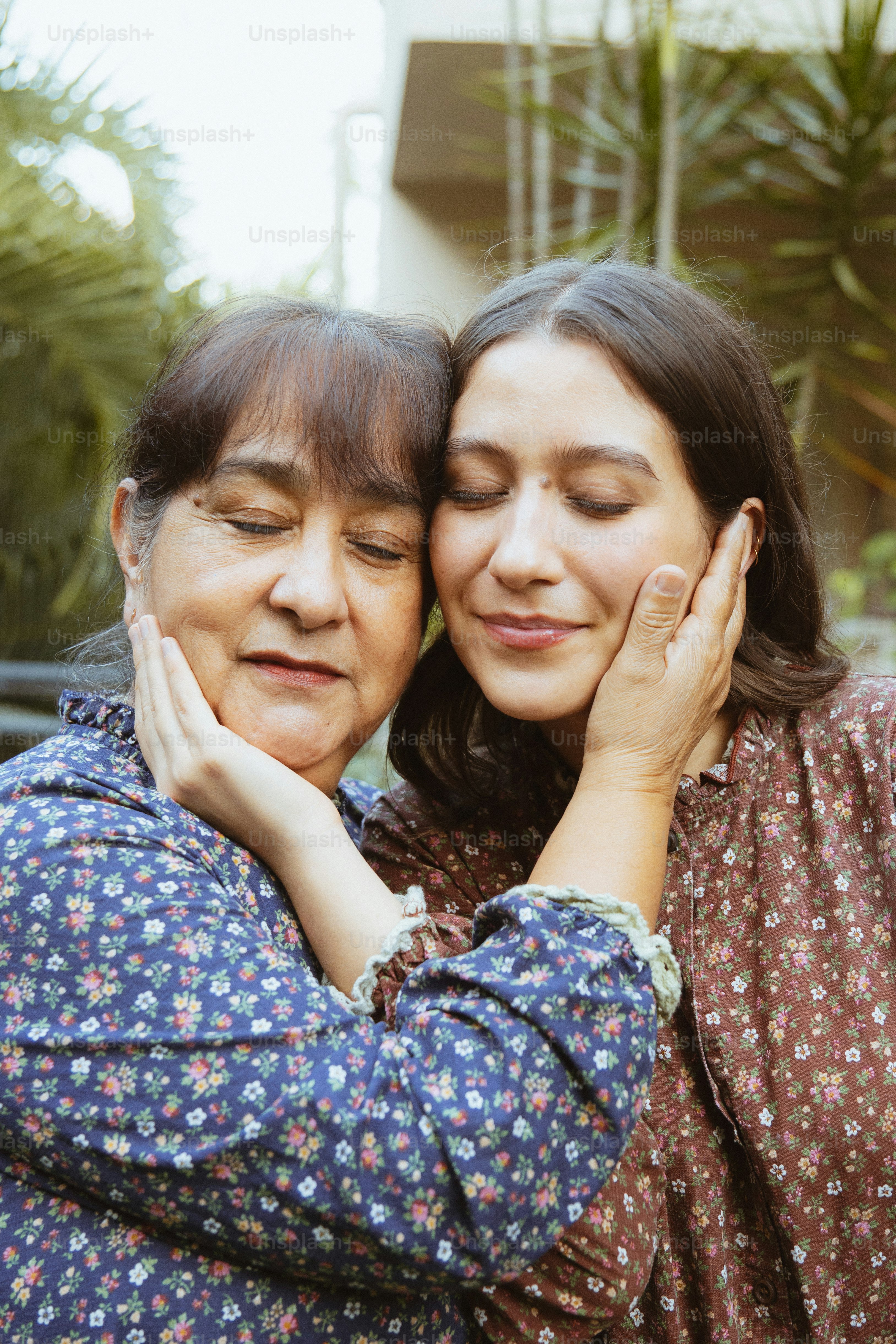 Mutter und Tochter teilen einen zärtlichen Moment im Freien.