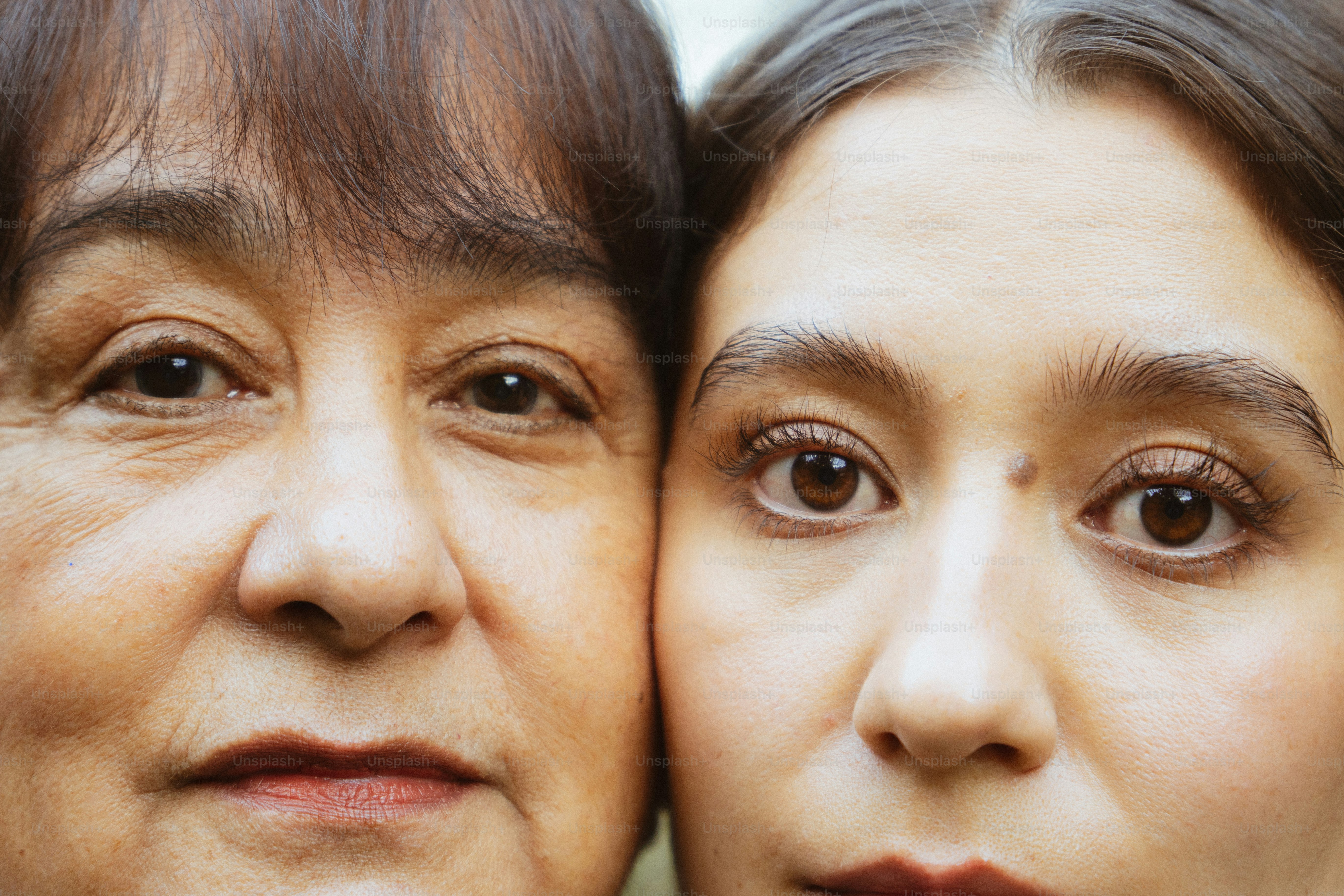 Nahaufnahme zweier Frauengesichter nebeneinander