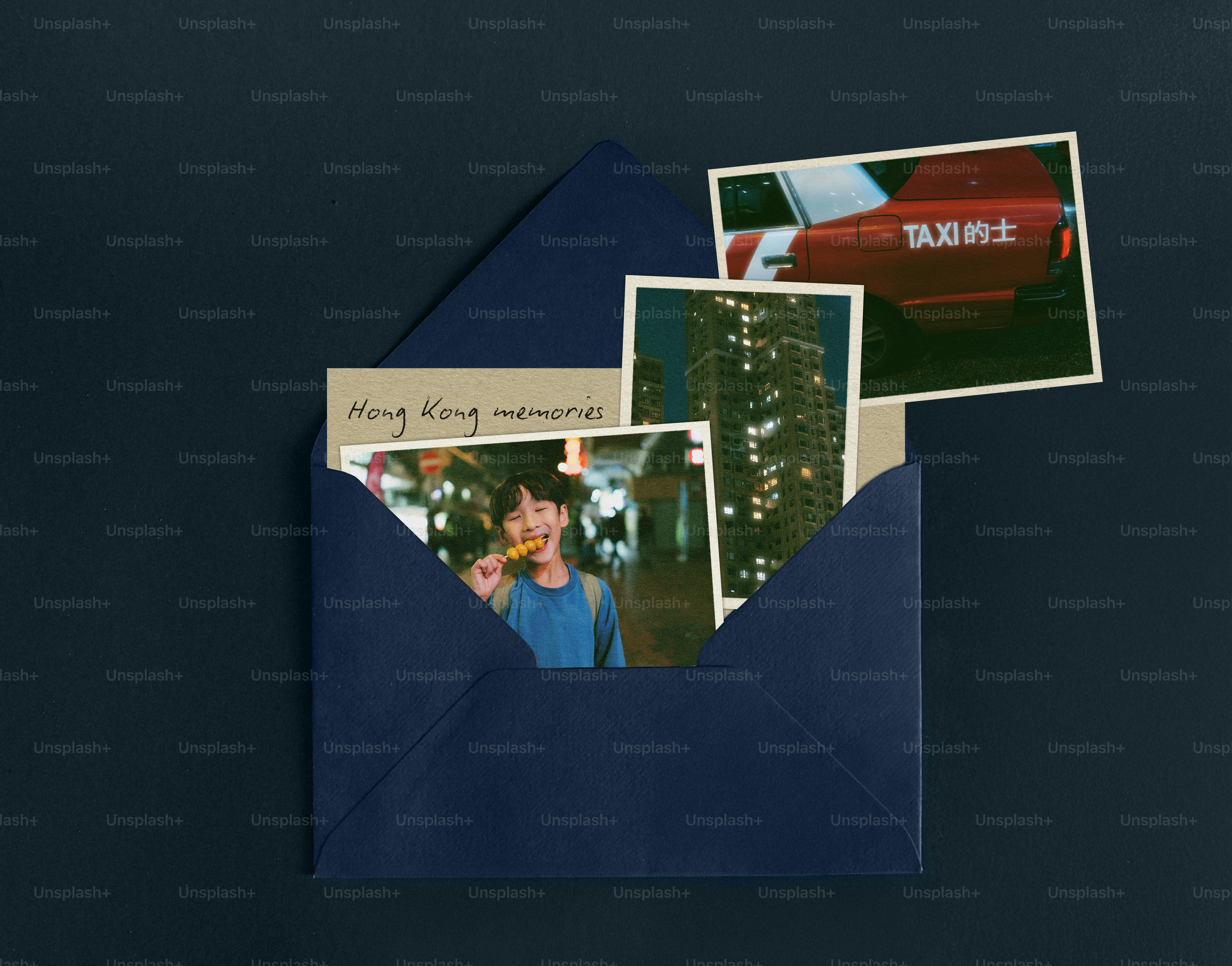 Fotos von Hongkong-Erinnerungen in einem blauen Umschlag