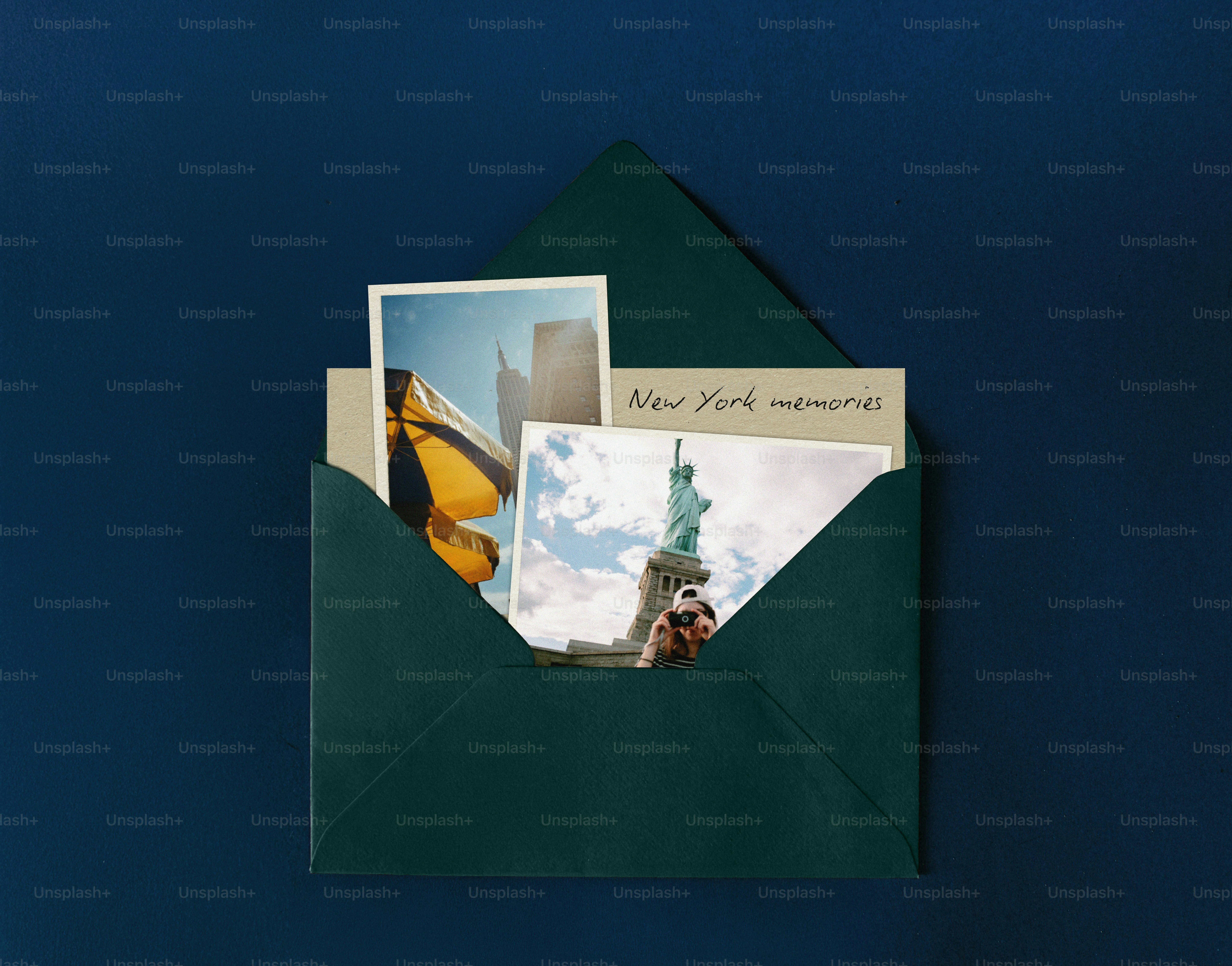 Memórias de Nova York em cartões-postais em um envelope verde