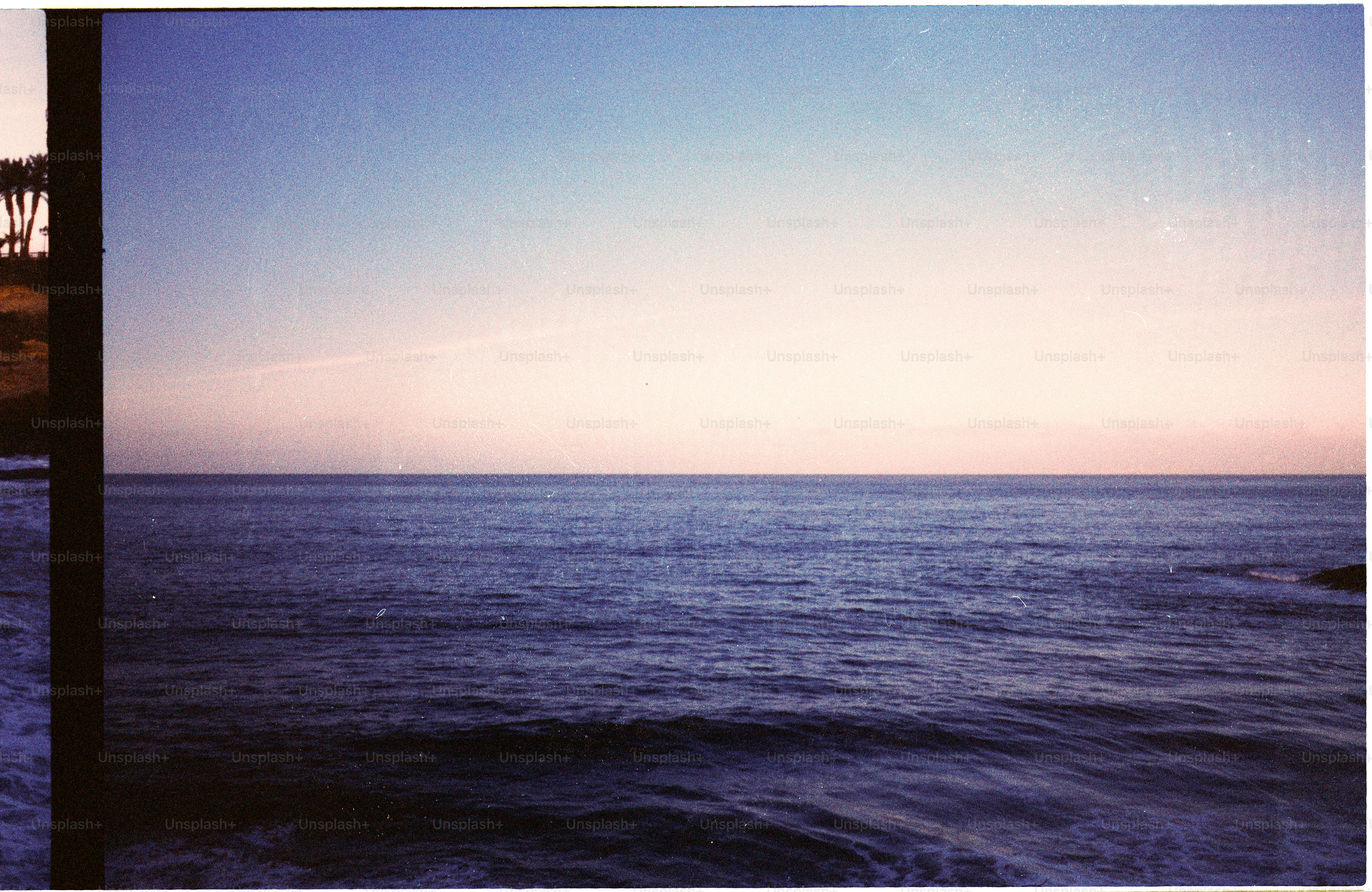 Les vagues de l’océan sous un ciel rose et bleu doux