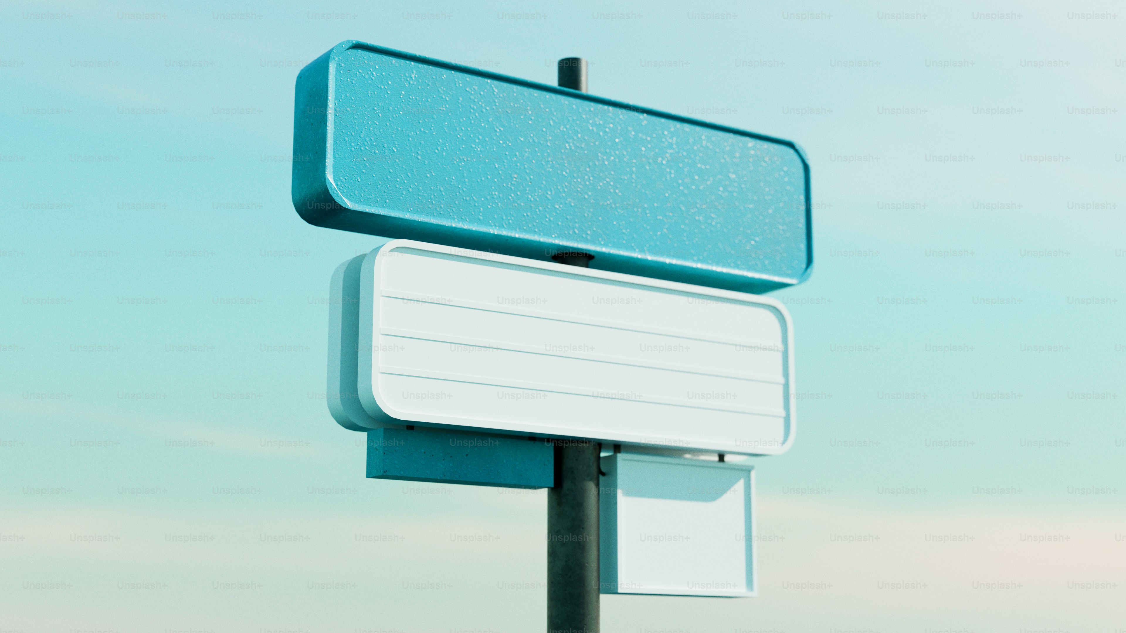 하늘을 배경으로 한 빈 표지판