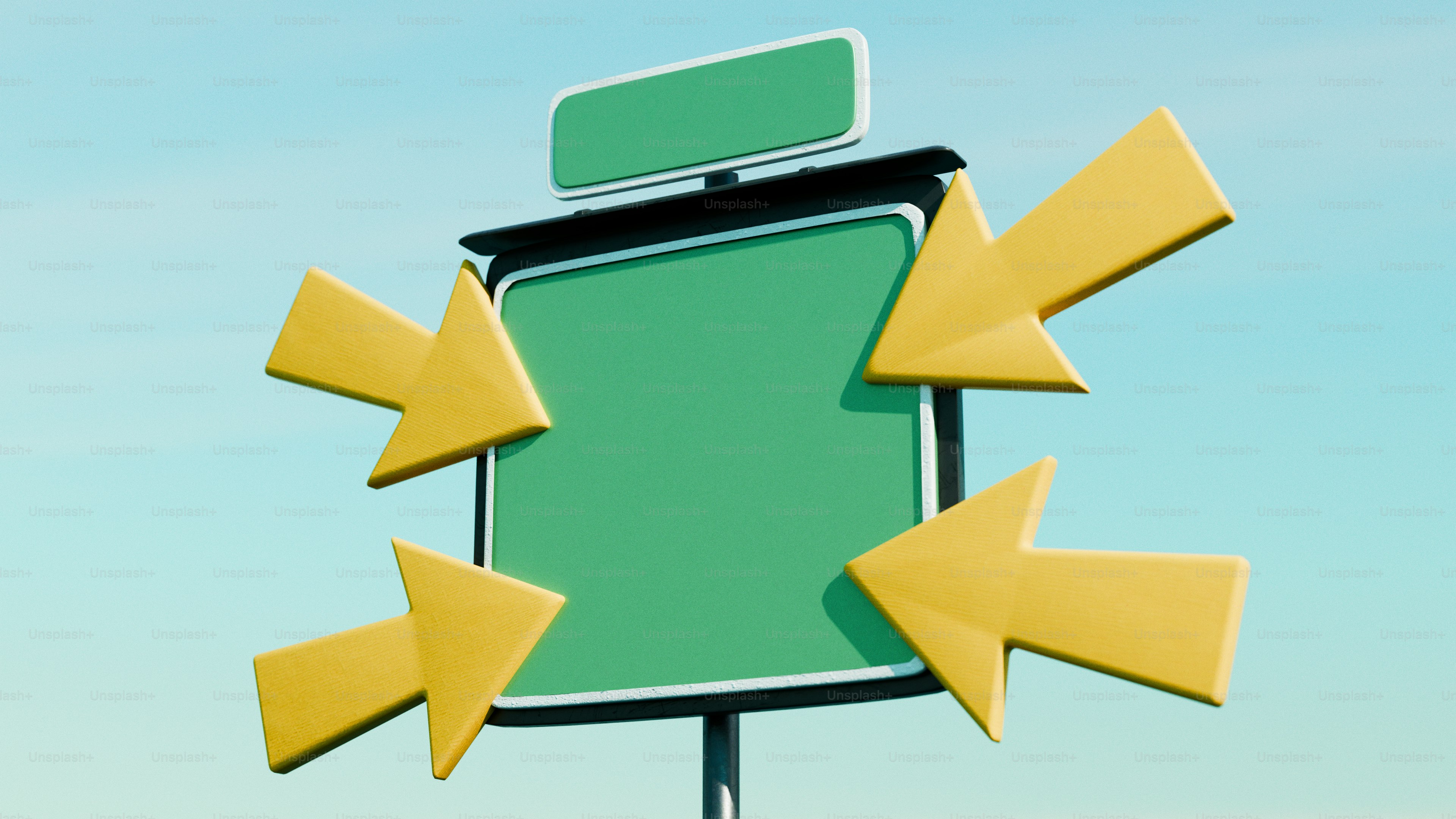 네 개의 노란 화살표가 빈 초록색 표지판을 가리킵니다.