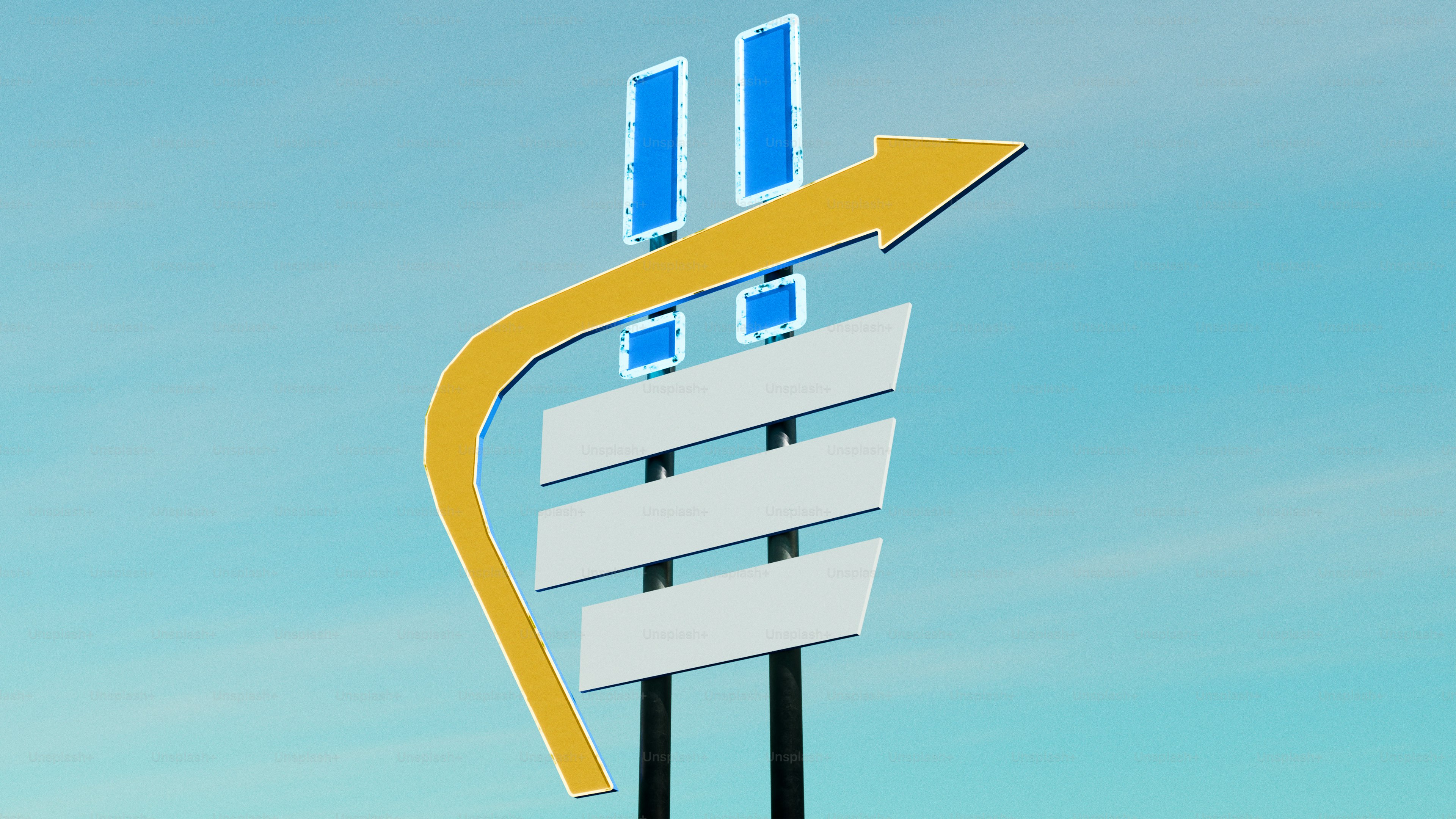 노란색 화살표 표지판에 빈 흰색 공간이 있습니다.