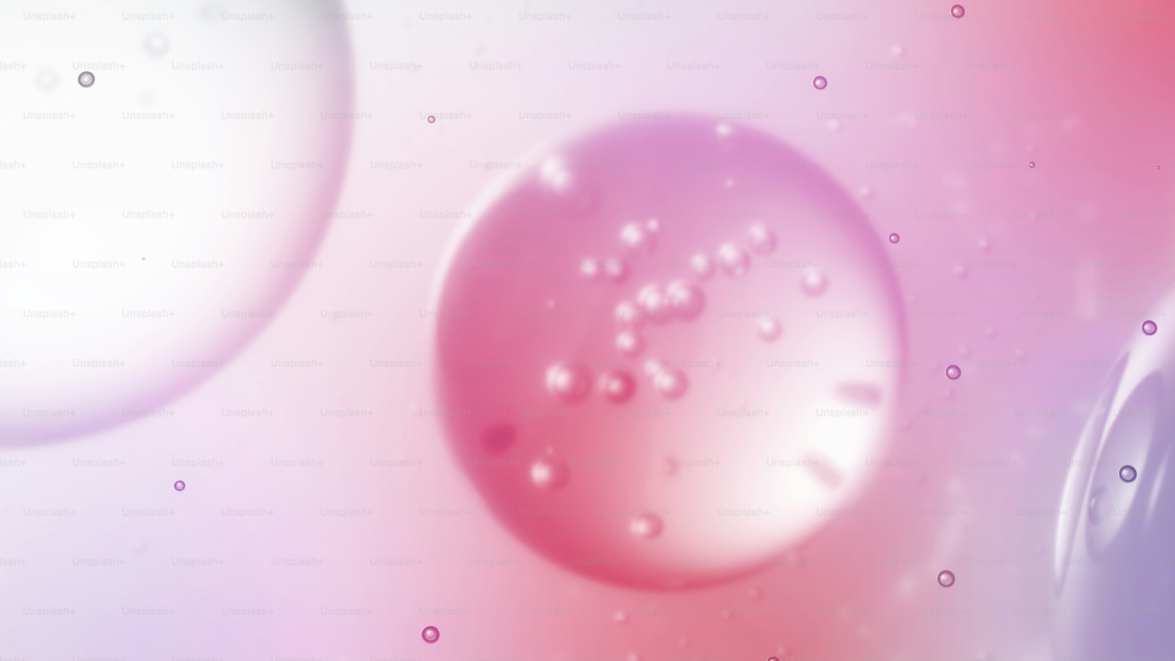 분홍색과 보라색 거품에 물방울이 섞인 클로즈업.