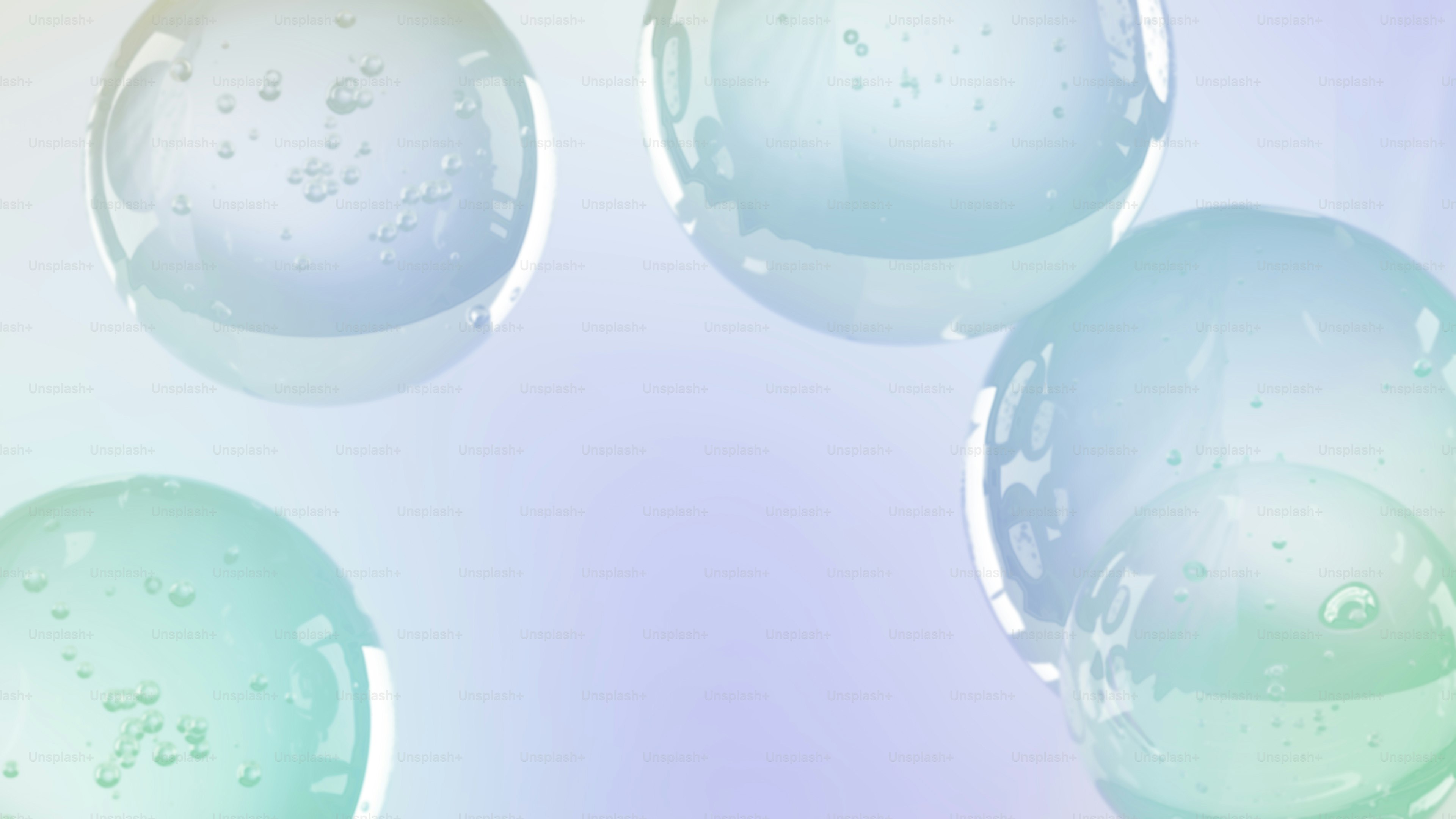 파스텔 배경 위에 작은 기포가 있는 투명한 구체들