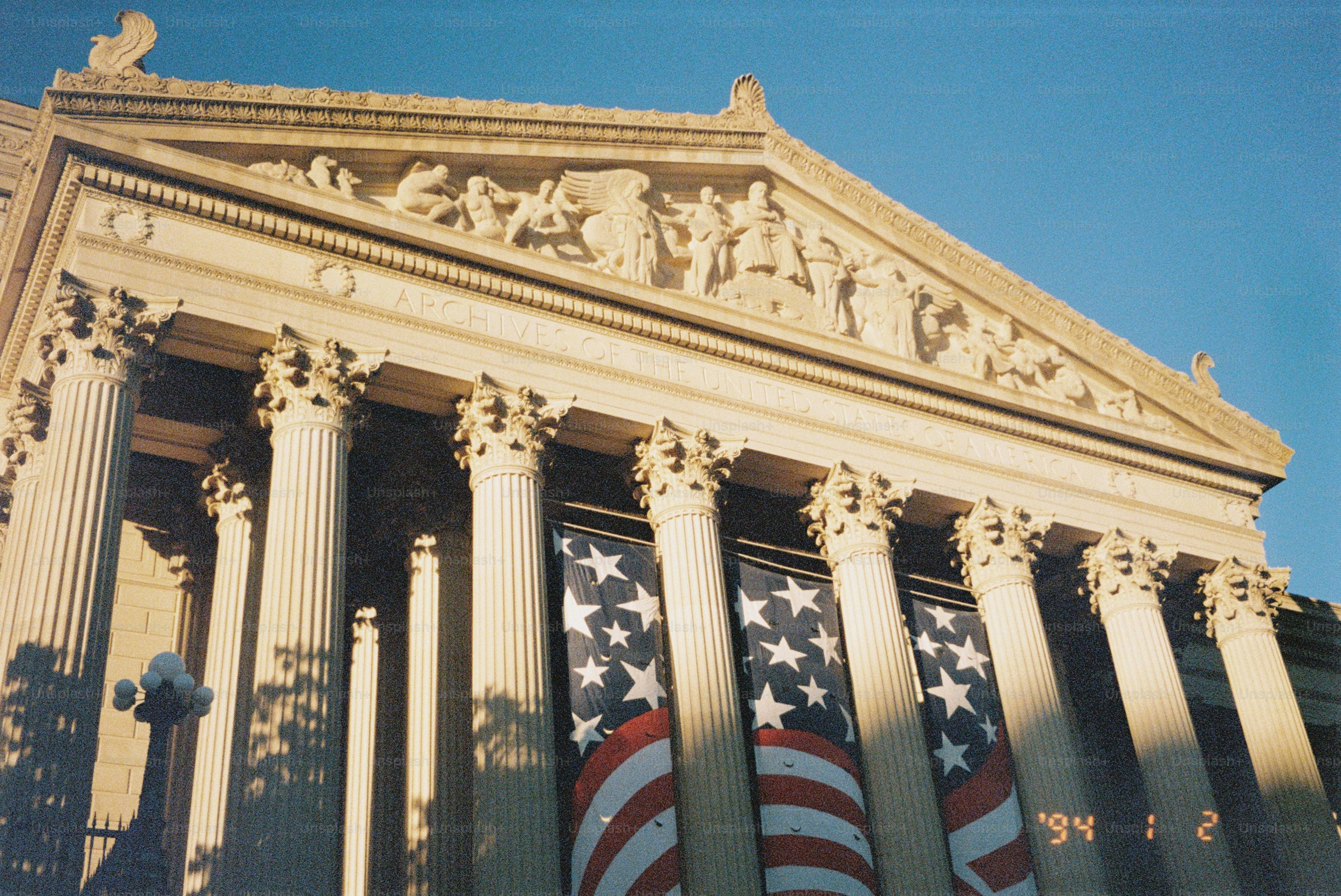 Fachada clásica del edificio con banderas americanas