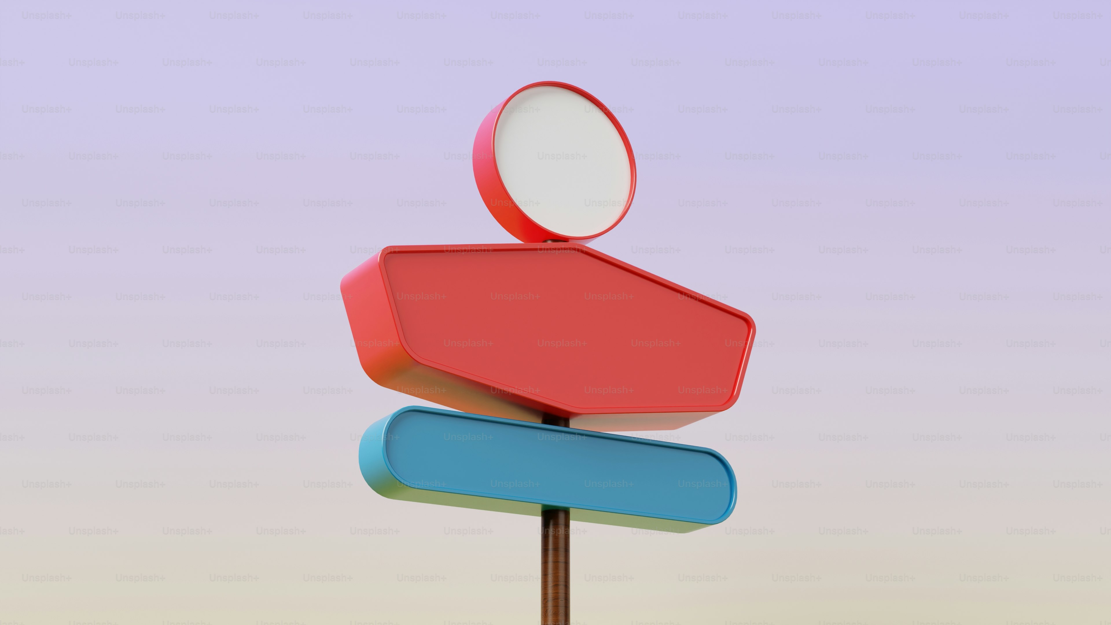 Pila di cartelli colorati e vuoti contro un cielo sfumato